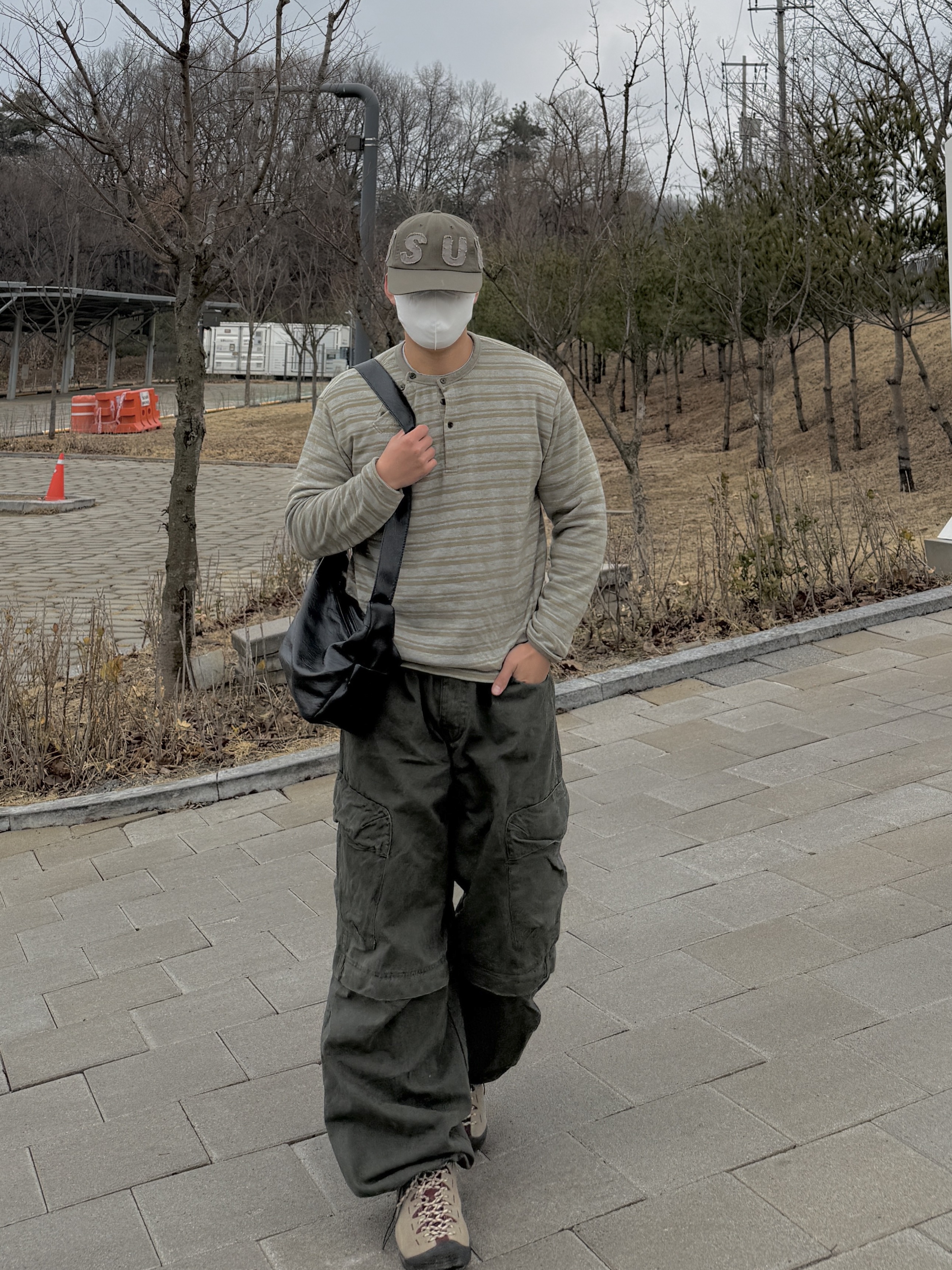 Sunlove Capital Cap Charcoal, Keen Jasper Suede Sneakers Silver Mink 착용 스타일 - 2
