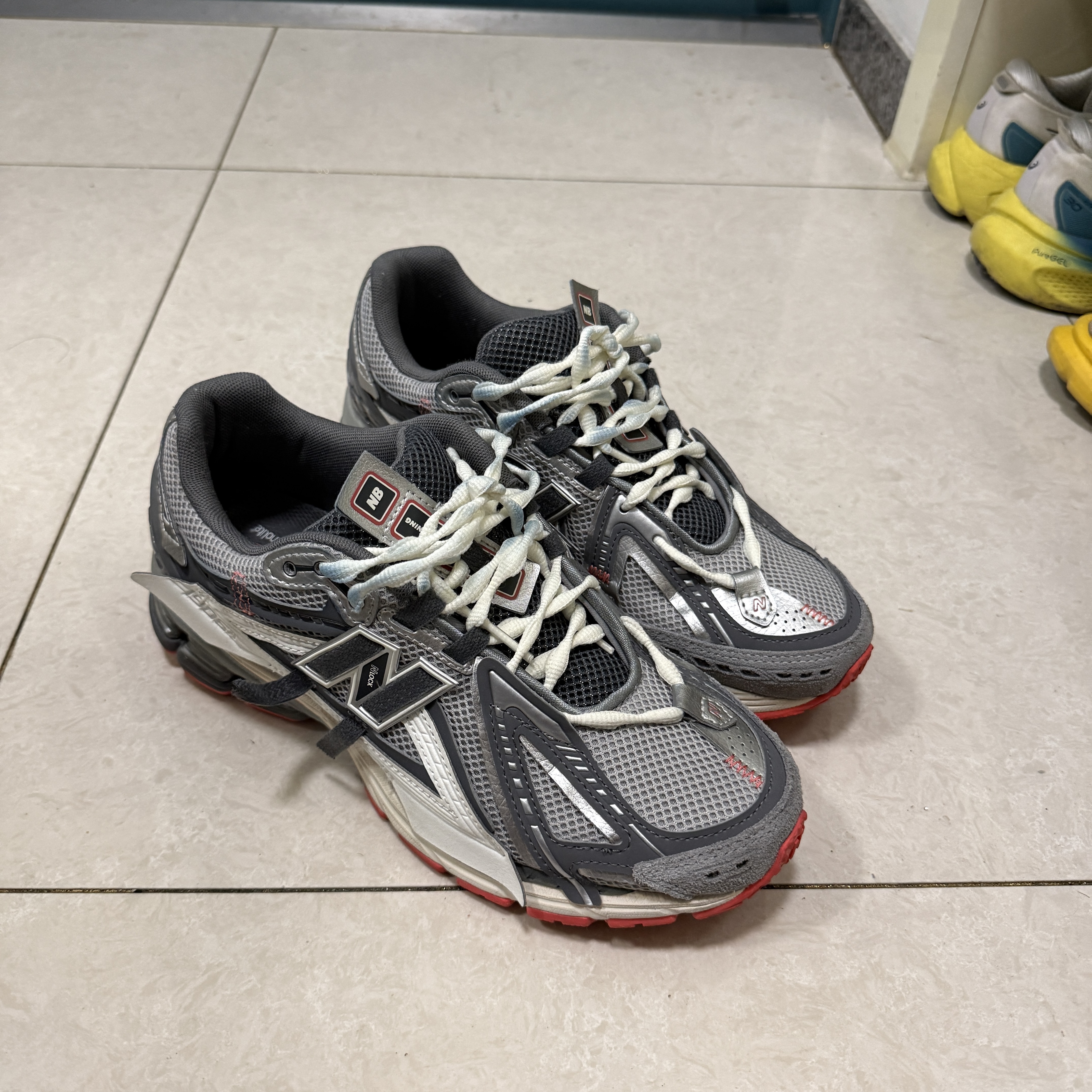 New Balance 1906A Slate Grey Raincloud 착용 스타일