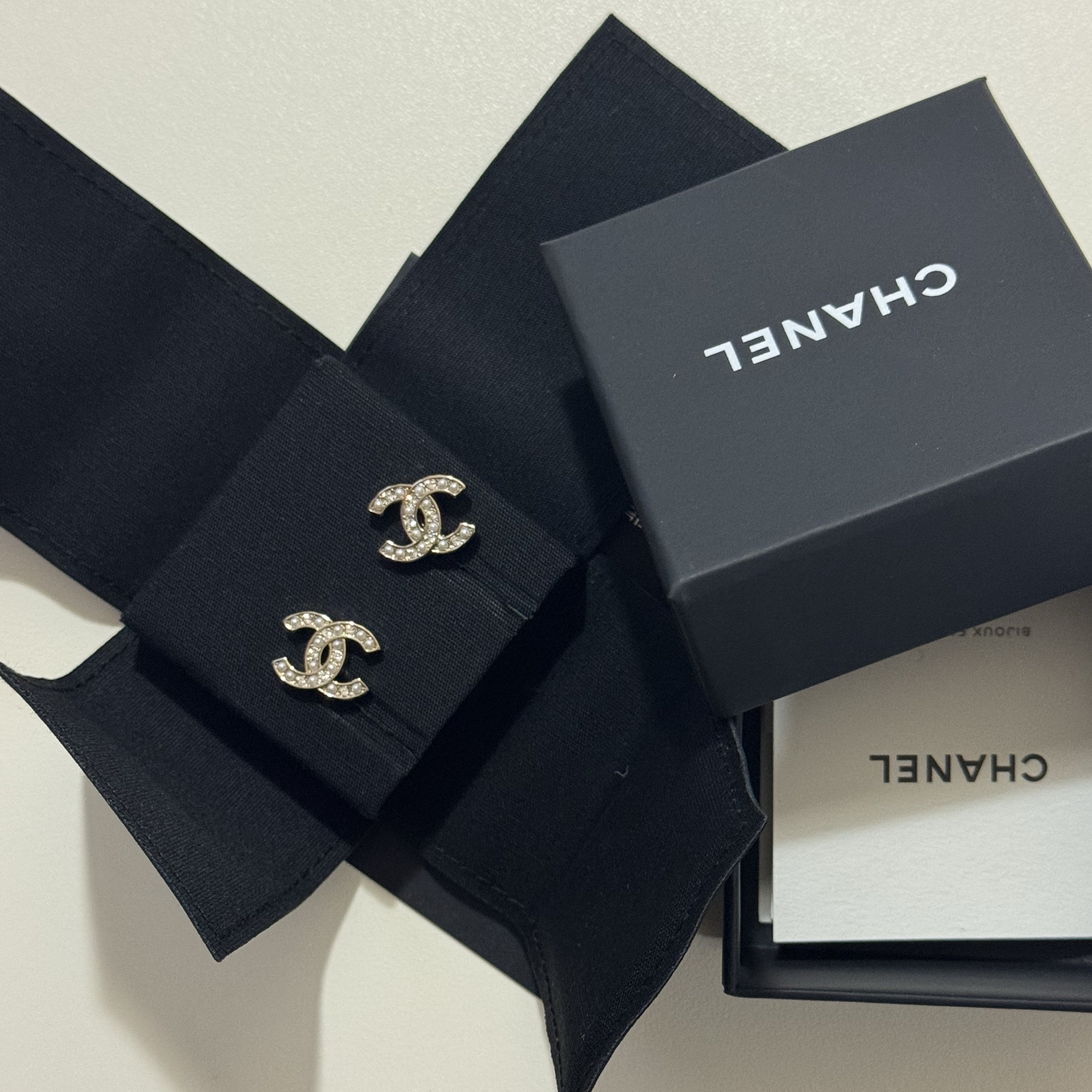 (W) Chanel Stud Earrings Metal & Gold Pearly White Crystal 착용 스타일