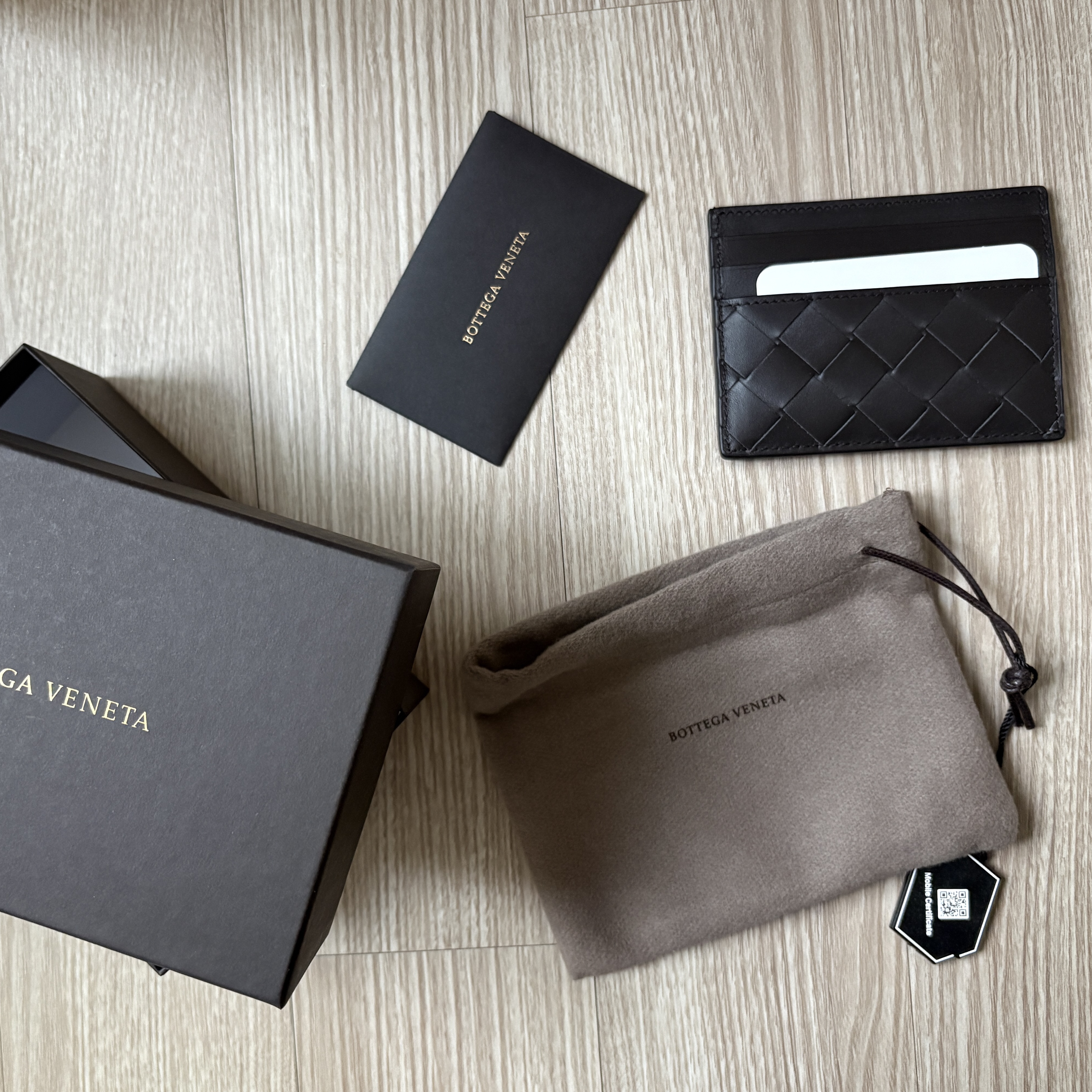 Bottega Veneta Intrecciato Credit Card Case Dark Brown 착용 스타일