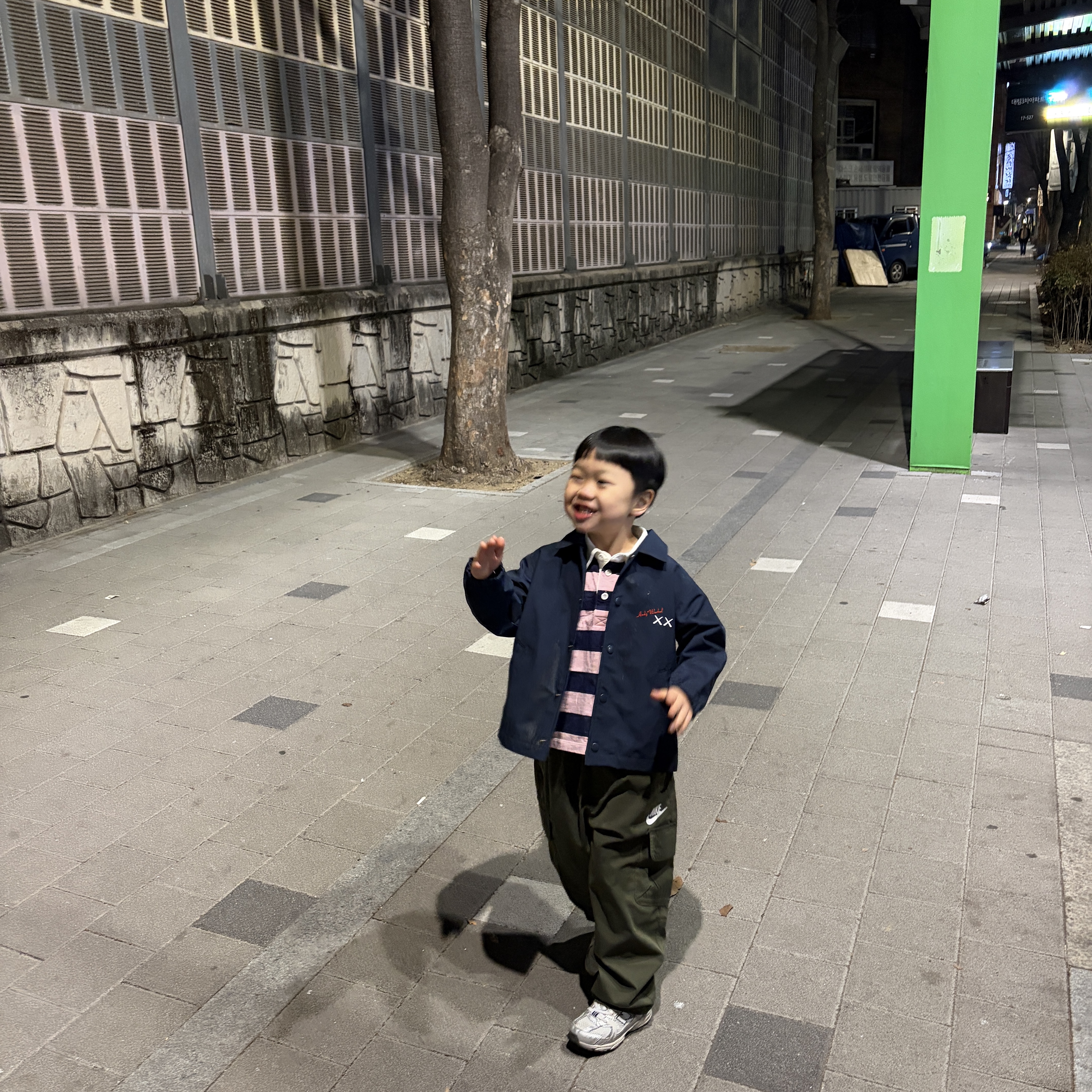 (Kids) Uniqlo UT x Kaws x Warhol Coach Jacket Navy, (PS) New Balance 530 Silver - M Medium 착용 스타일 - 2