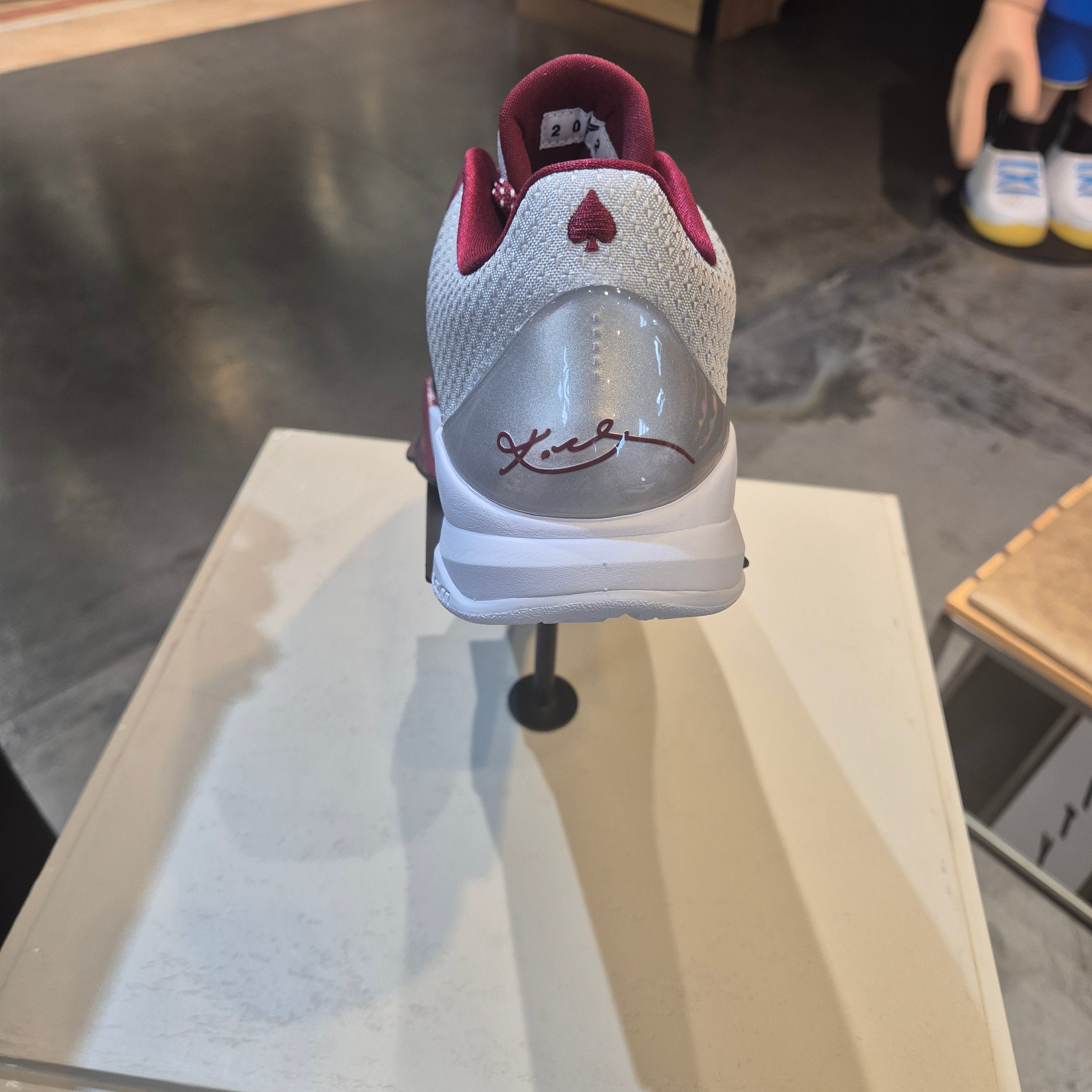 Nike Kobe 5 Protro Lower Merion Aces Away Metallic Silver Team Red 착용 스타일 - 4