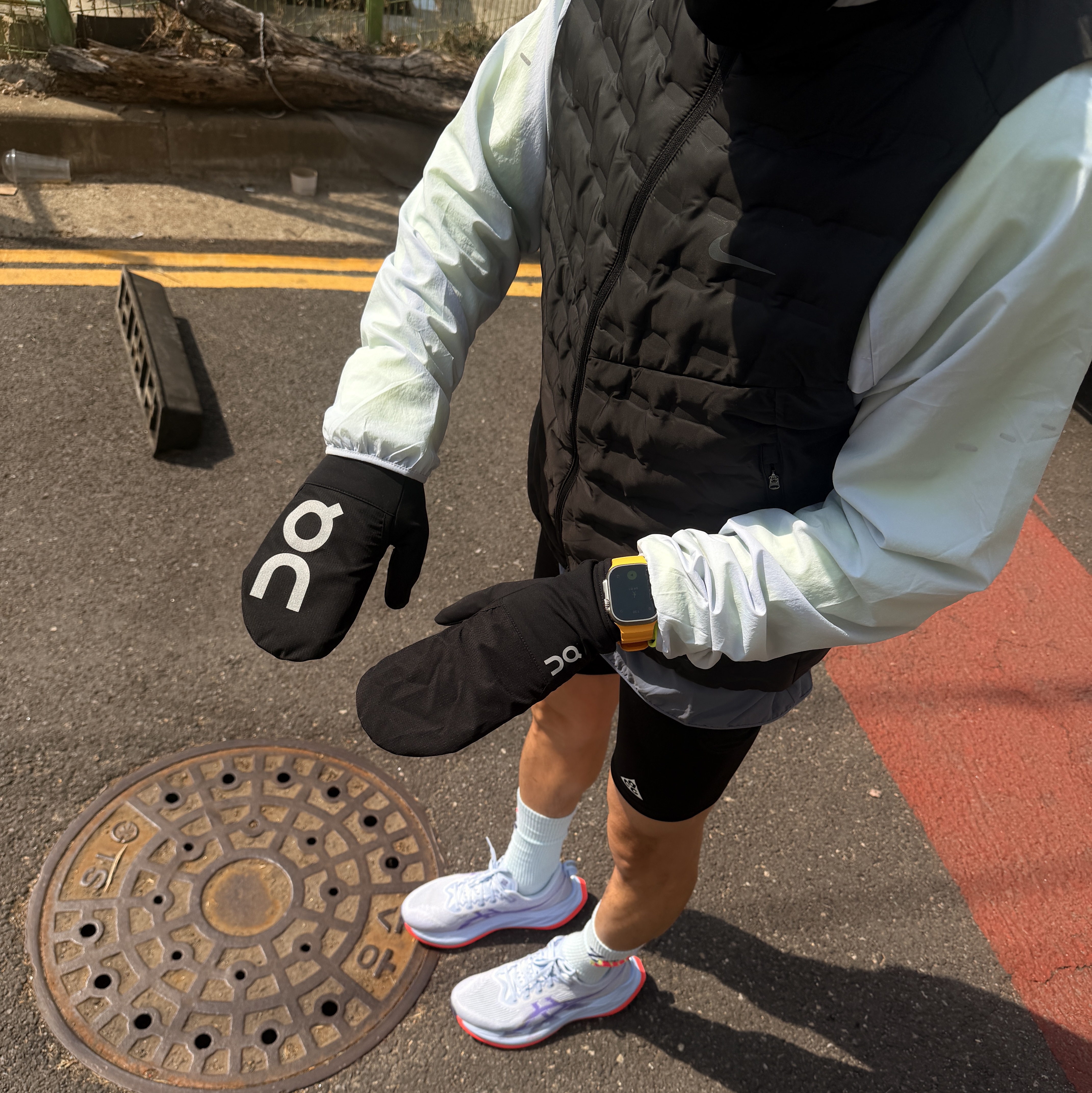 On Running Core Glove Black, Nike ACG Lava Loops Dri-Fit ADV Half Trail Running Tights Black Summit White - Asia 착용 스타일 - 2