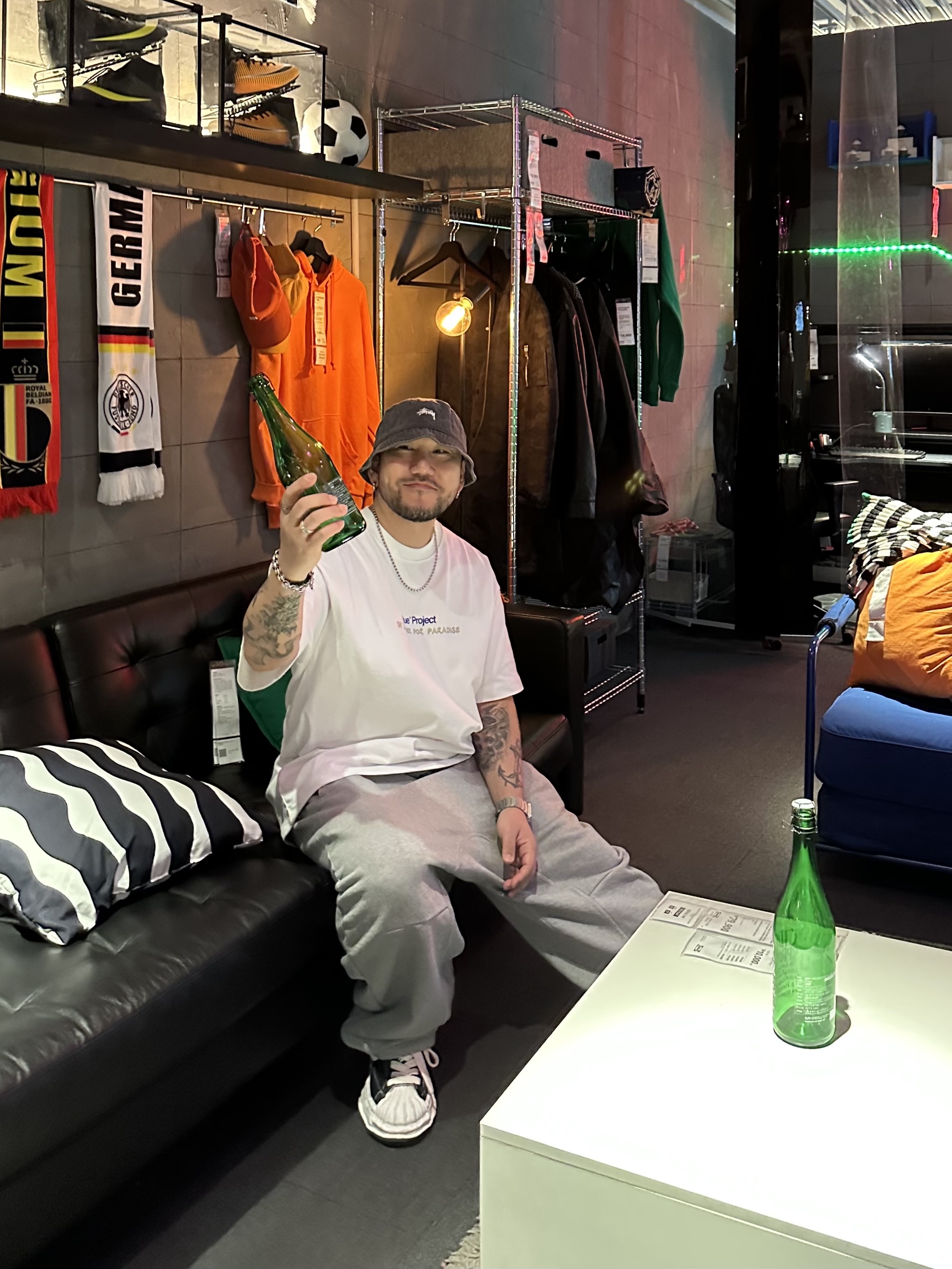 Stussy Washed Stock Bucket Hat Charcoal, Maison Mihara Yasuhiro Blakey OG Sole Canvas Low-top Sneakers Black White 착용 스타일 - 1