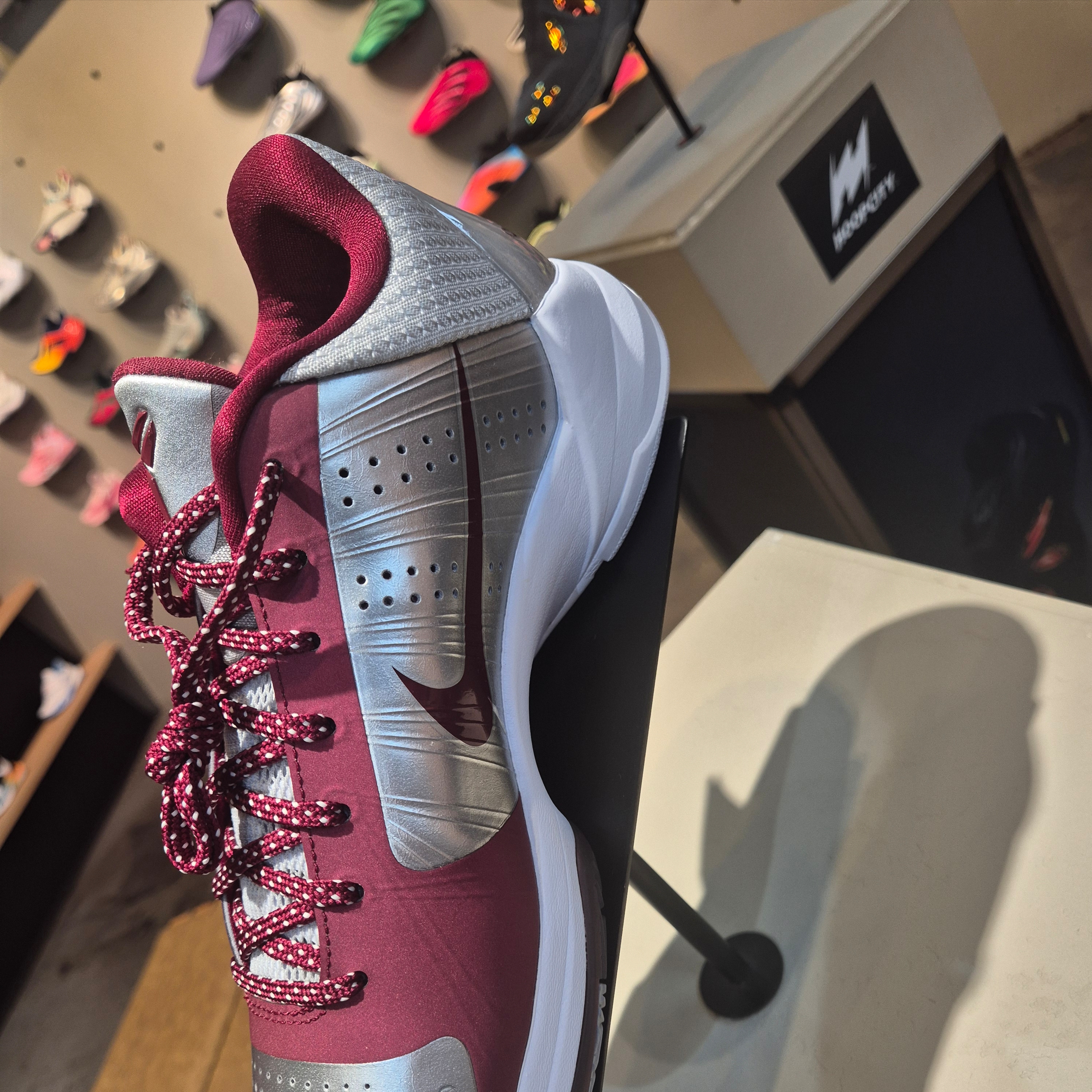 Nike Kobe 5 Protro Lower Merion Aces Away Metallic Silver Team Red 착용 스타일 - 7