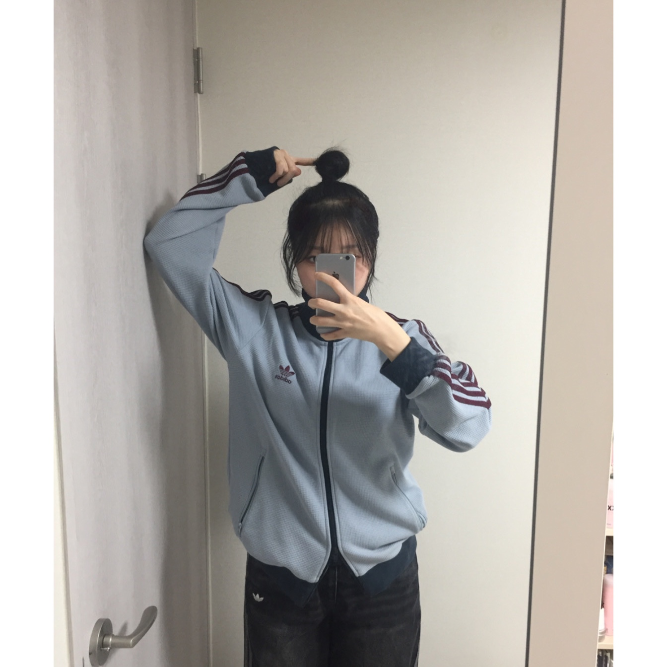 Adidas Originals Track Top Light Grey - KR Sizing, (W) Adidas Originals Loose Denim Pants Medium Black Denim - KR Sizing 착용 스타일 - 1