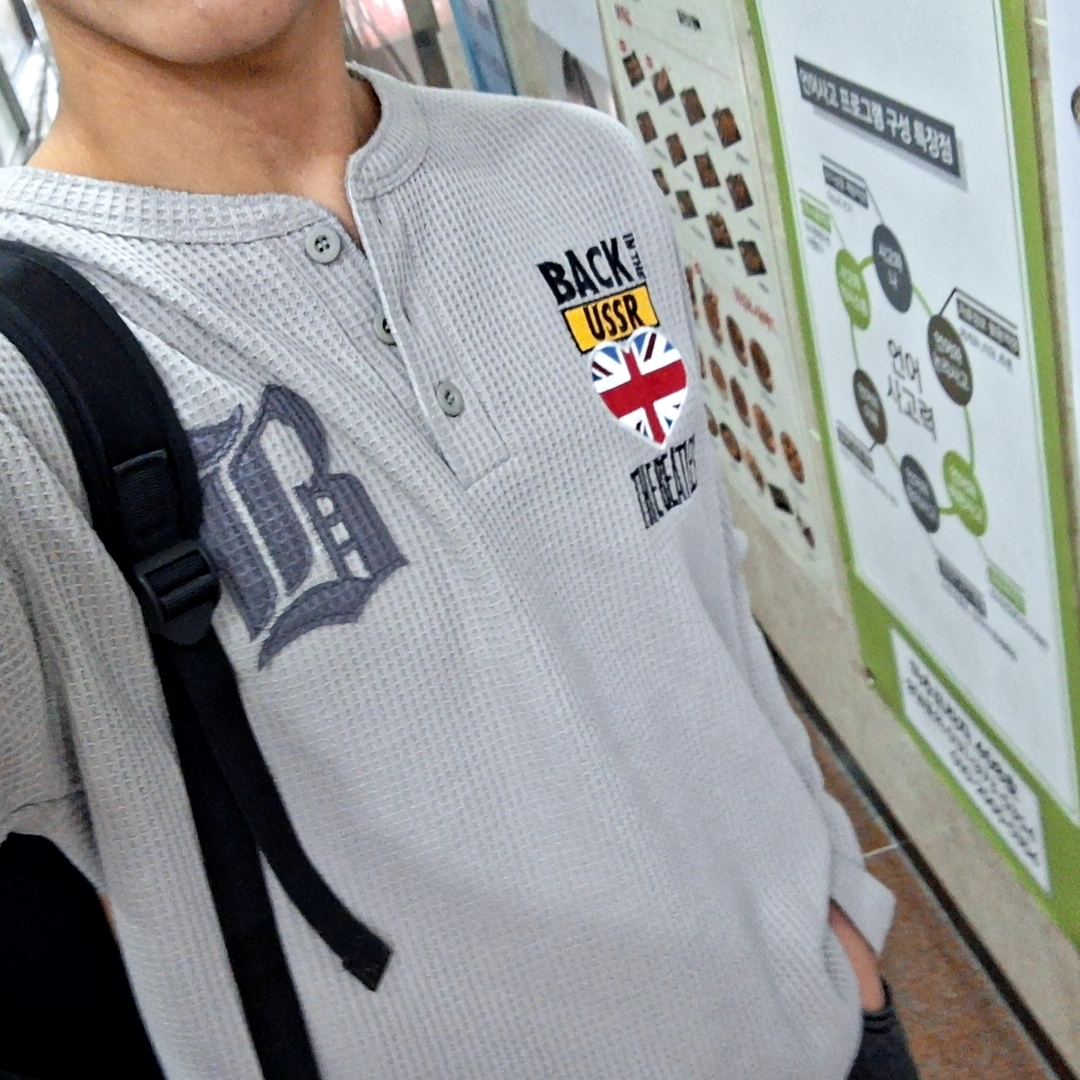 MAINBOOTH Beatles x Waffleton Henley Neck T-Shirt Beige 착용 스타일