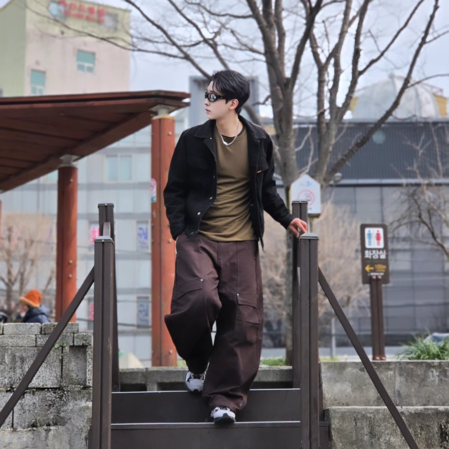 ersco Ancient Denim Trucker Jacket Black, Adidas Originals Canvas Cargo Work Pants Aurora Coffee - US Sizing 착용 스타일 - 2