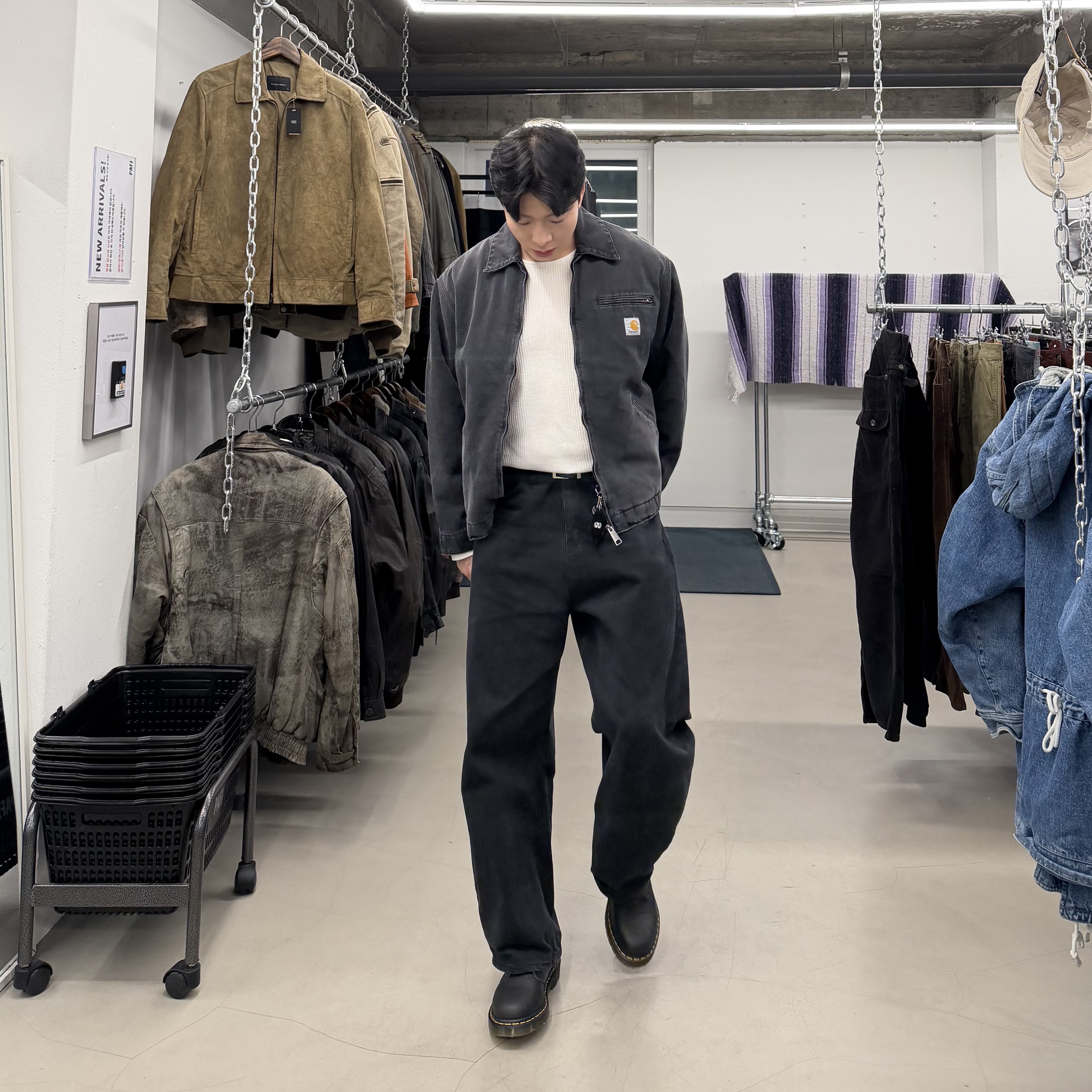 Carhartt WIP OG Detroit Jacket Black Grind Wash, Dr. Martens 1461 Nappa Black 착용 스타일 - 1
