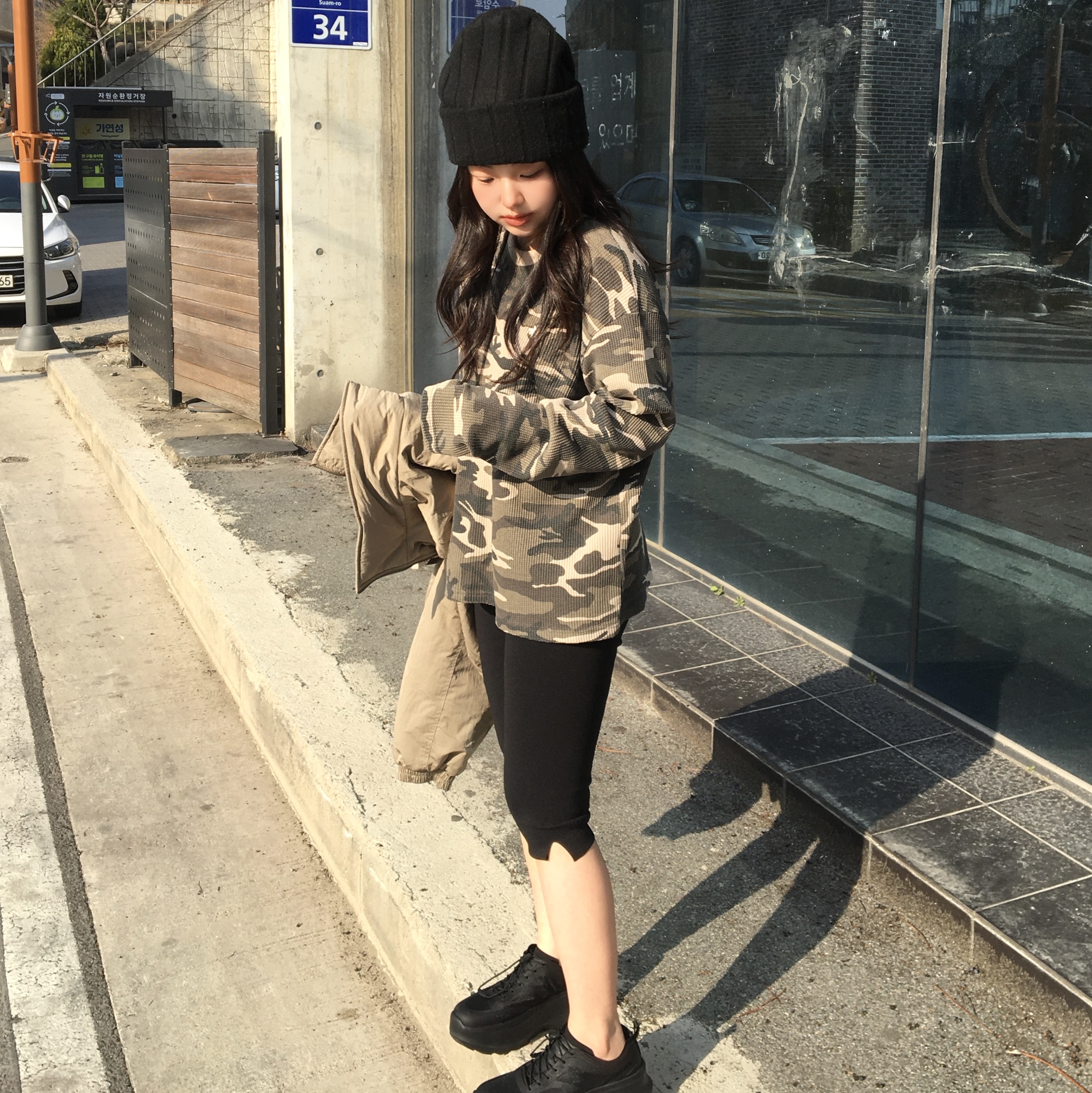 SLOW RECORD HOUSE Fingerhole Crop Long Sleeve Camo Beige 착용 스타일 - 3