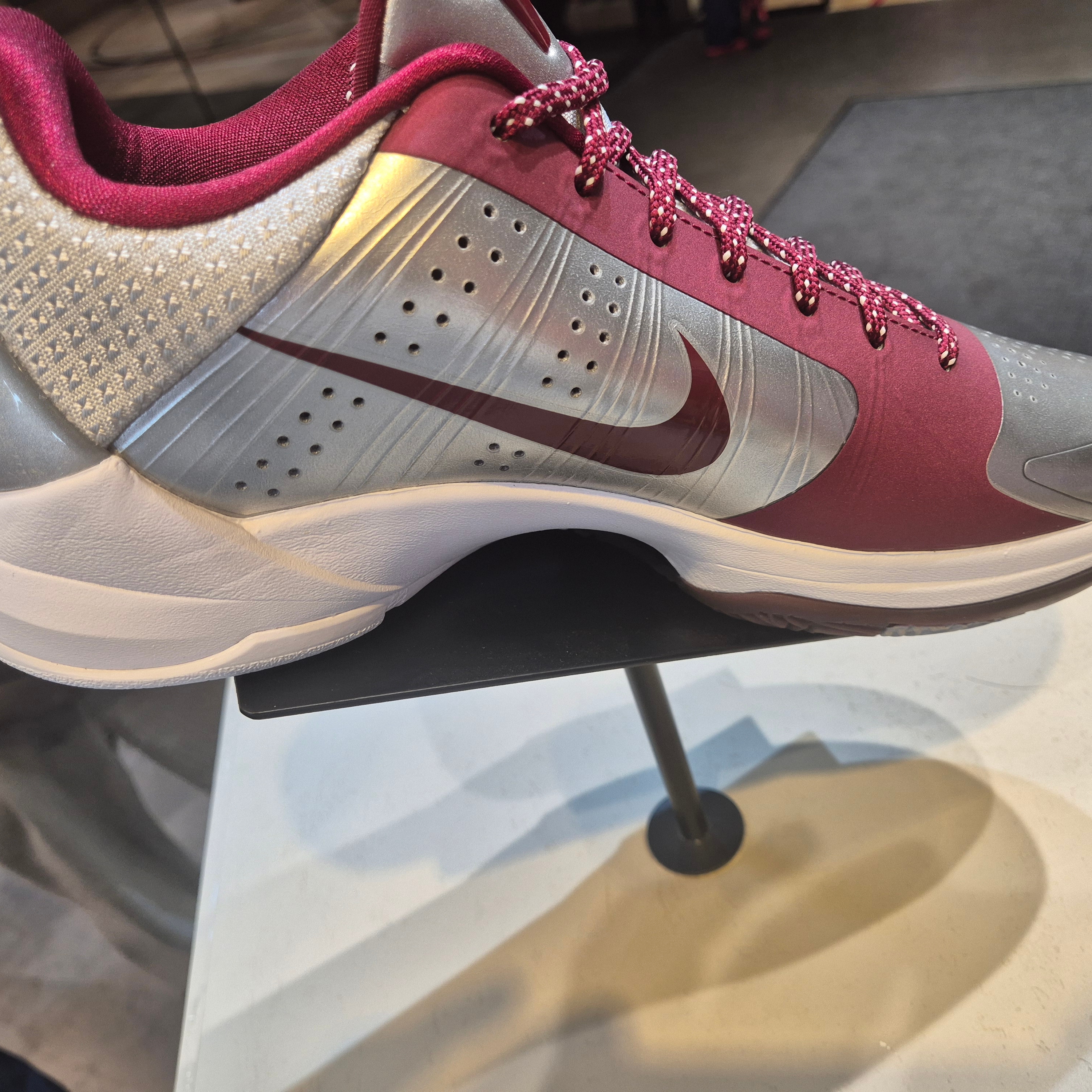 Nike Kobe 5 Protro Lower Merion Aces Away Metallic Silver Team Red 착용 스타일 - 2