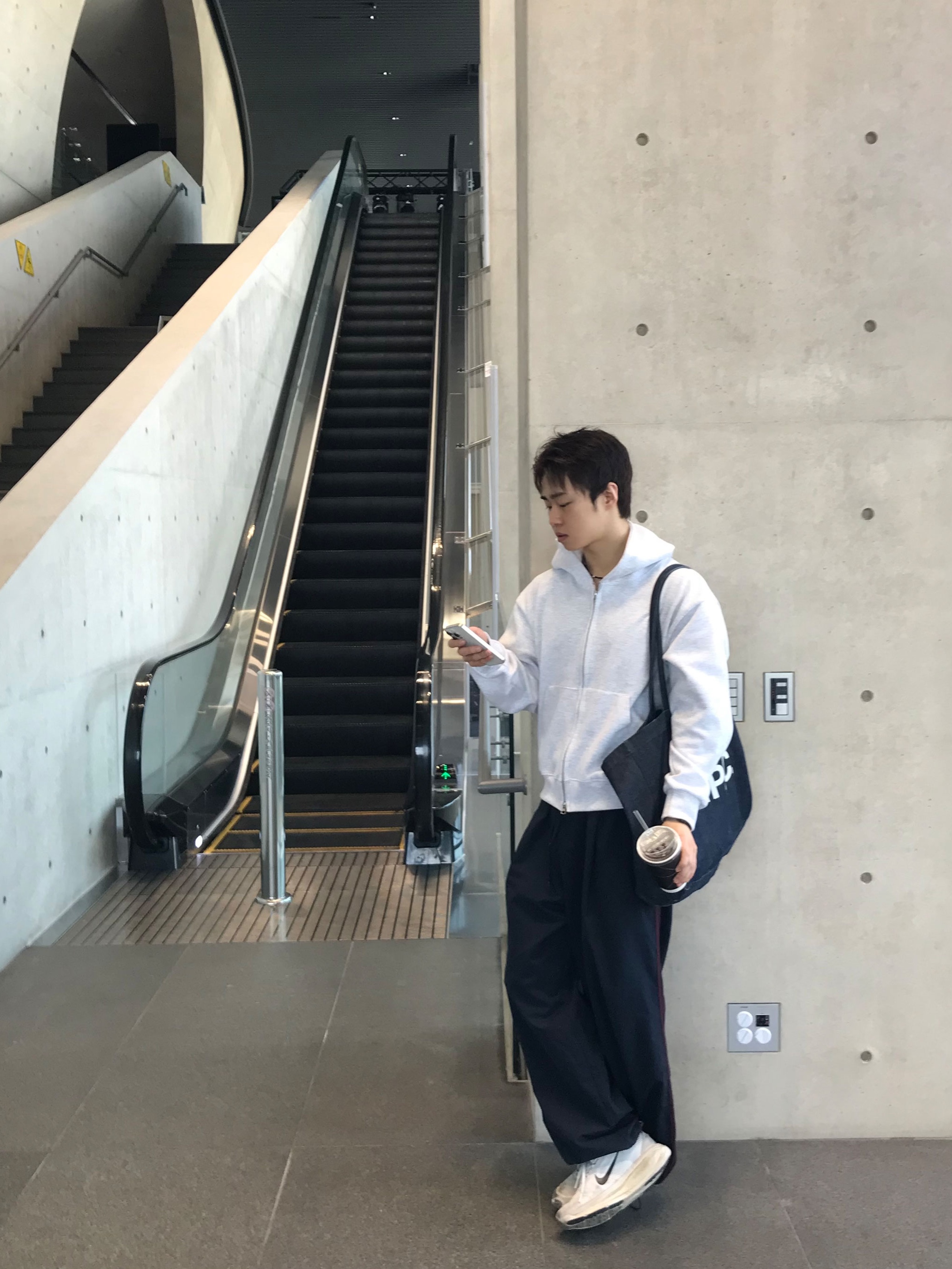 Nike Vomero 18 Summit White Coconut Milk, A.P.C. Daniela Shopping Bag Indigo 착용 스타일 - 2