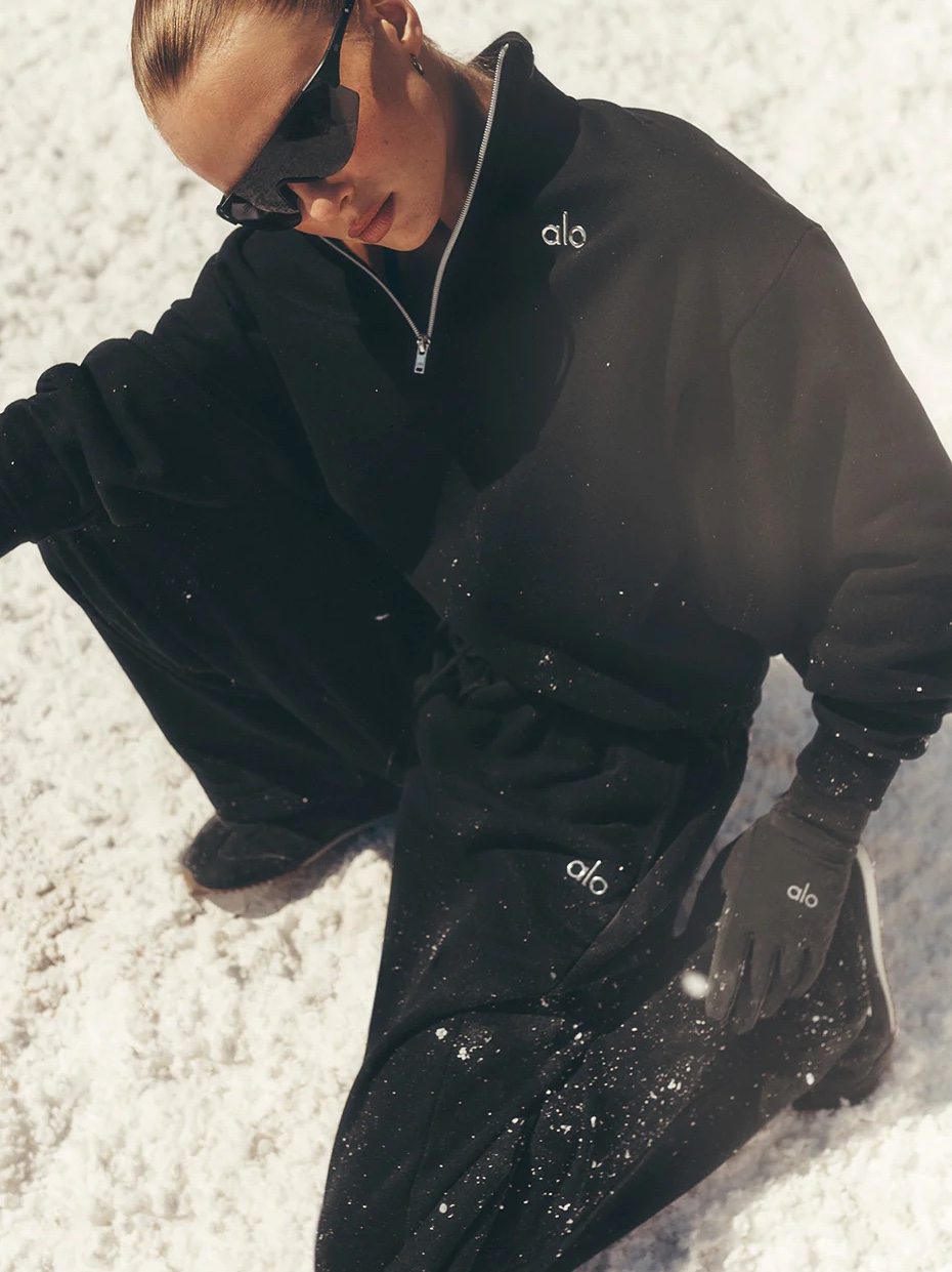 Alo Yoga Accolade 1/4 Zip Pullover Black, (W) Alo Yoga Megastar Cargo Pants Black 착용 스타일 - 4