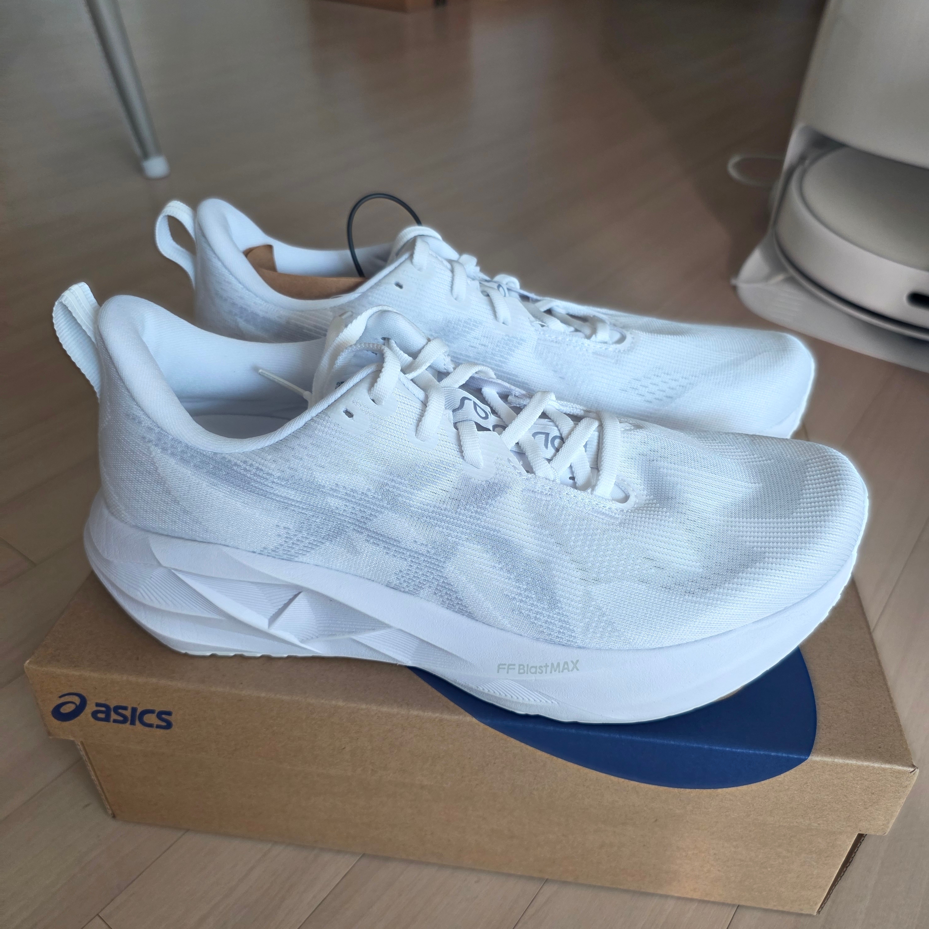Asics Novablast 5 White Piedmont Grey 착용 스타일