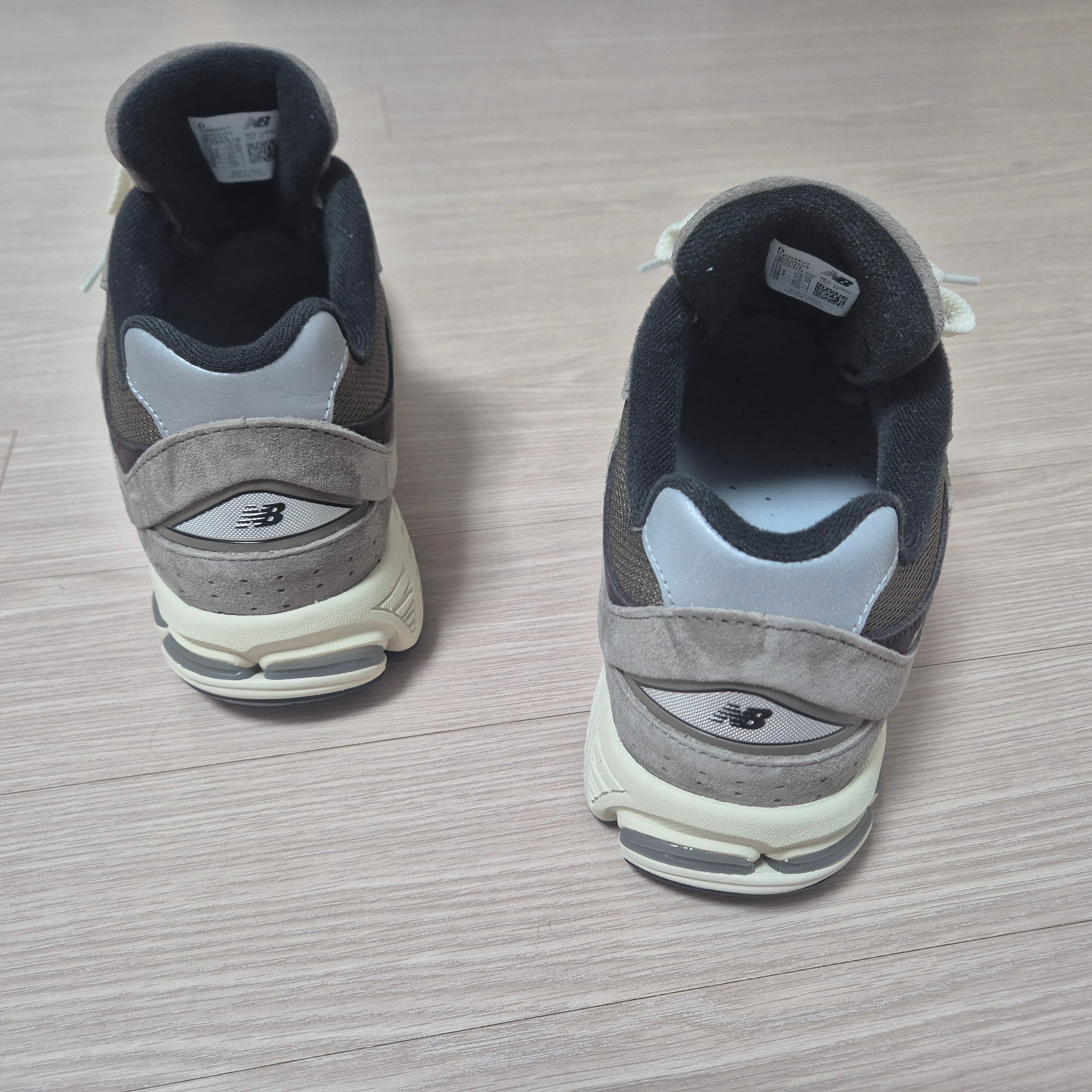 New Balance 2002 Brown 착용 스타일 - 1