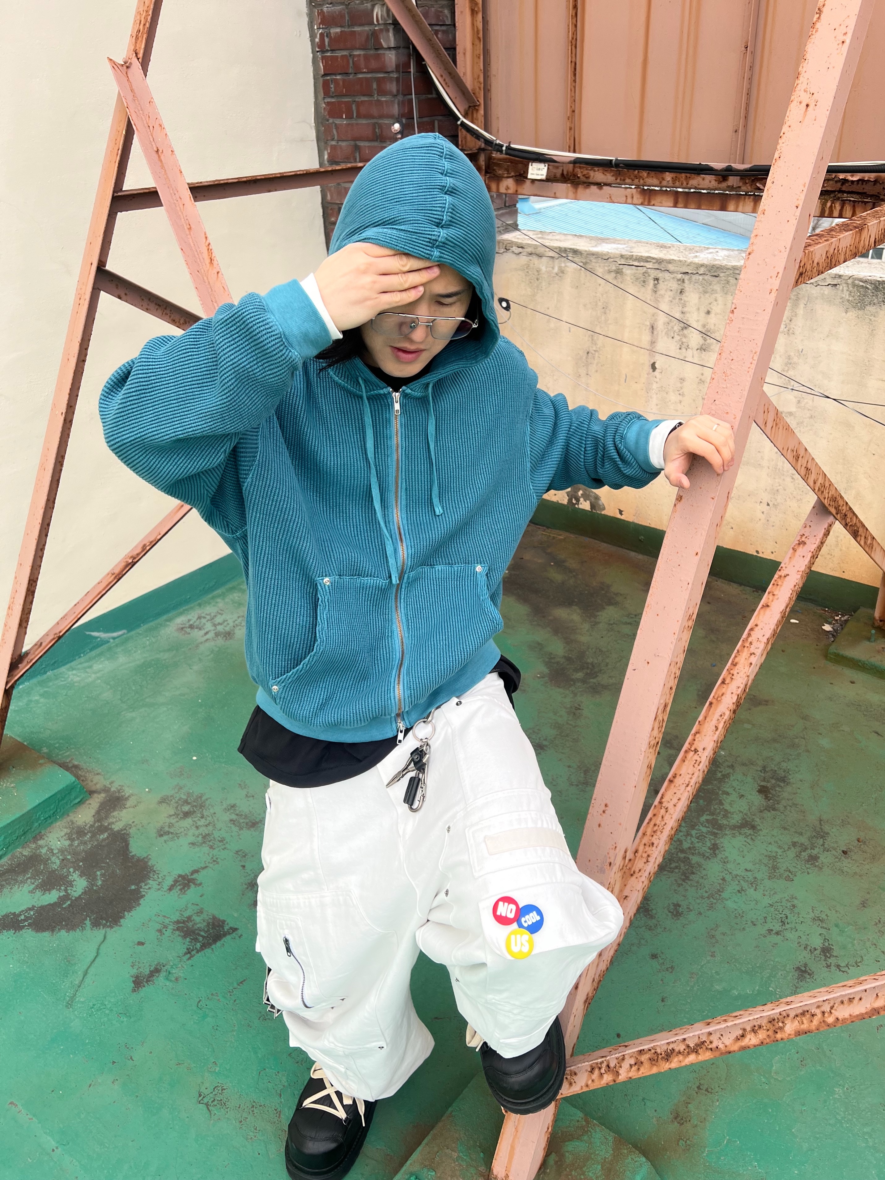 INSANE GARAGE Washed Waffle Hoodie_Teal, Undermycar MU.128 Original Logo Cracked Leather Belt Silver / Black 착용 스타일 - 1