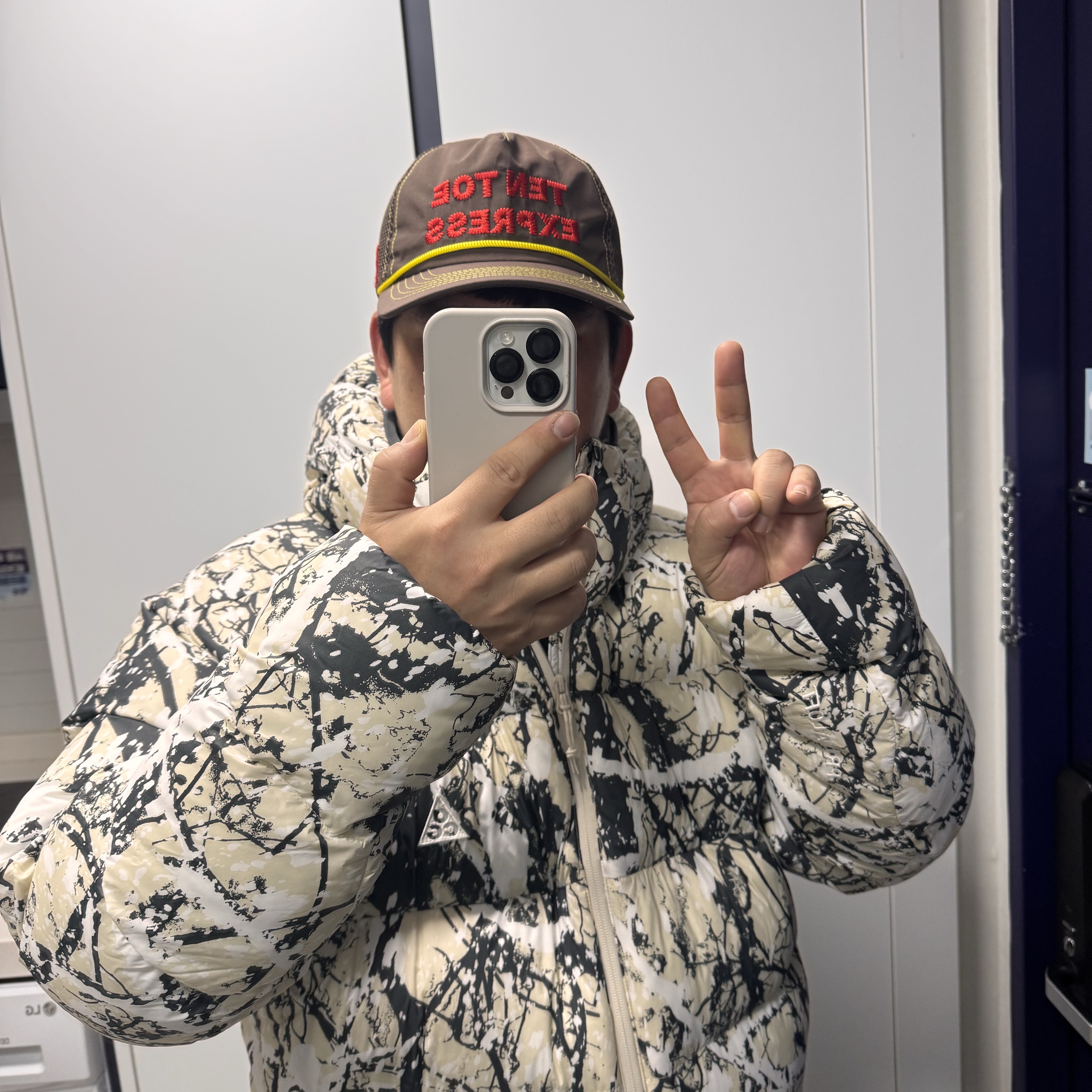 Alex Zono Ten Toe Express Trucker Hat Brown, Nike ACG Lunar Lake PrimaLoft Therma-Fit ADV Loose Hooded Jacket Light Orewood Brown Anthracite - Asia 착용 스타일
