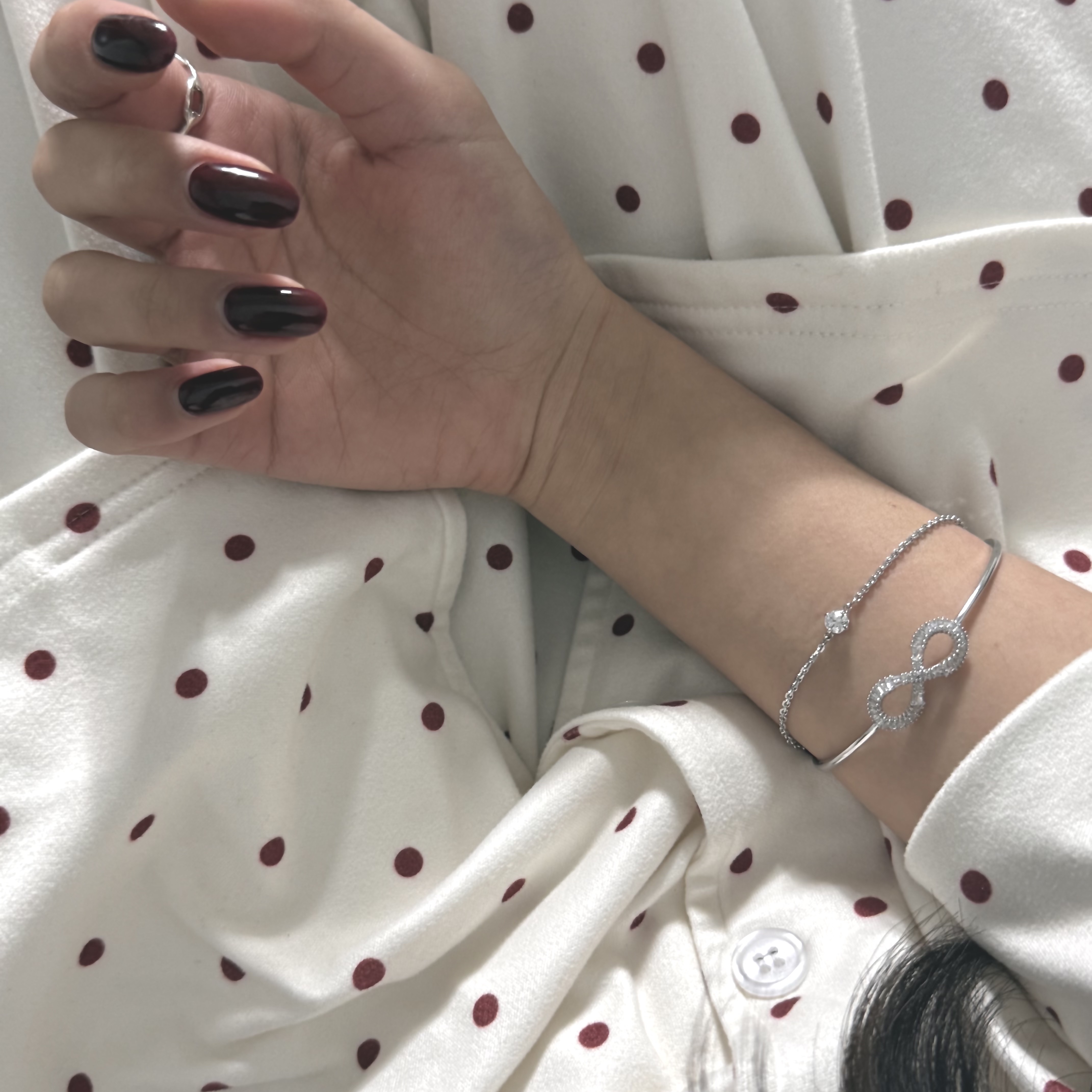 (W) Swarovski Hyperbola Bangle Infinity White Rhodium Plated 착용 스타일