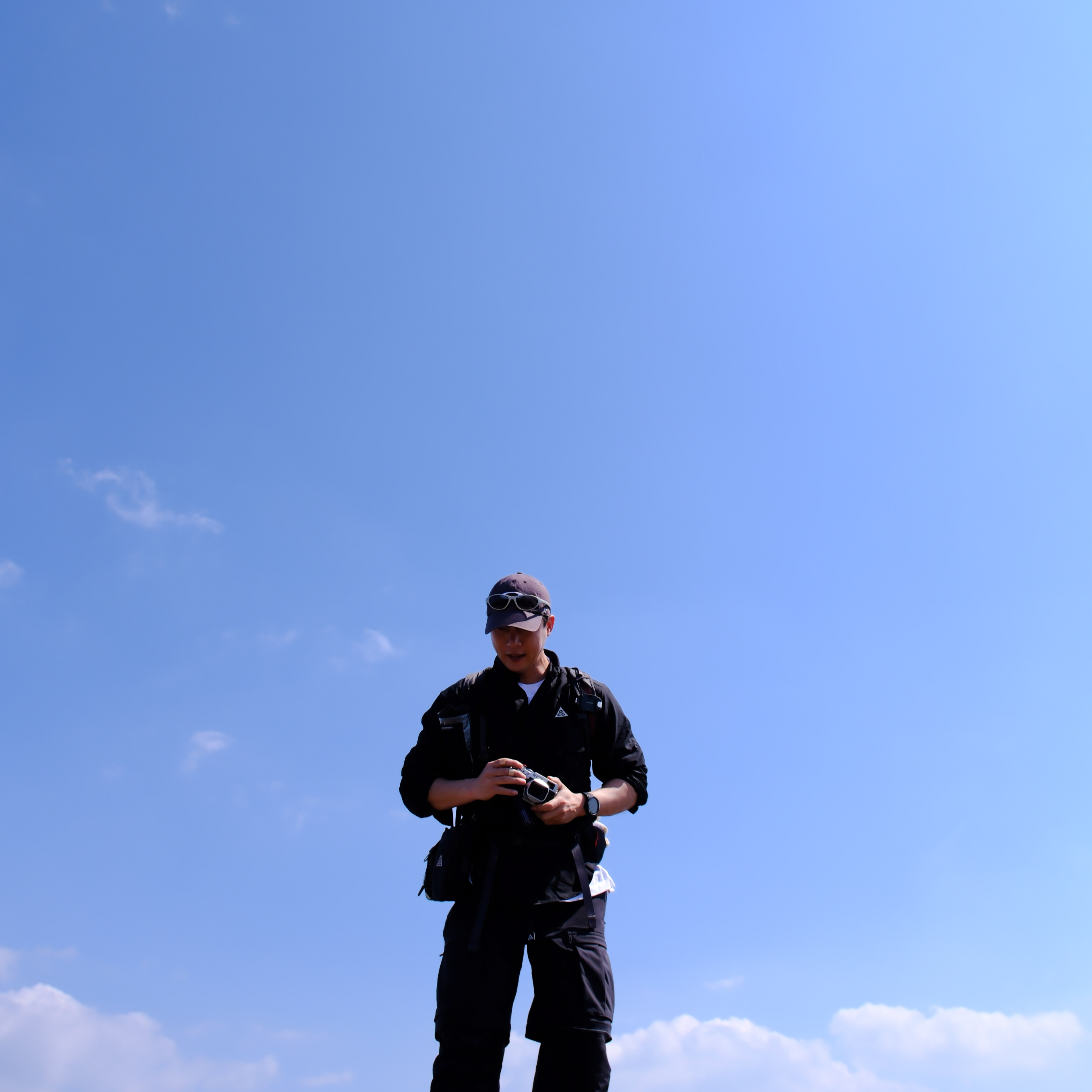 Nike ACG Smith Summit Cargo Pants Black Anthracite - Asia, Nike ACG Daymax Crossbody Bag 3L Black College Grey 착용 스타일 - 2