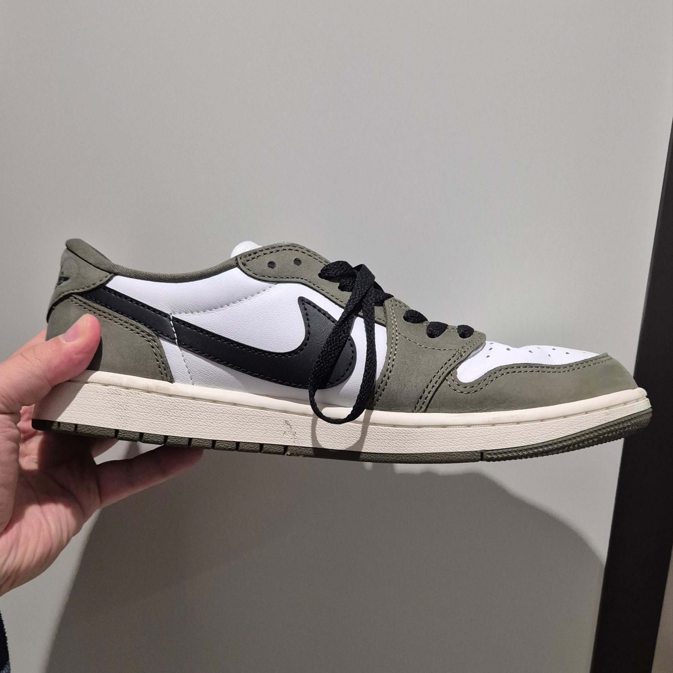 Jordan 1 Retro Low OG Medium Olive and Summit White 착용 스타일