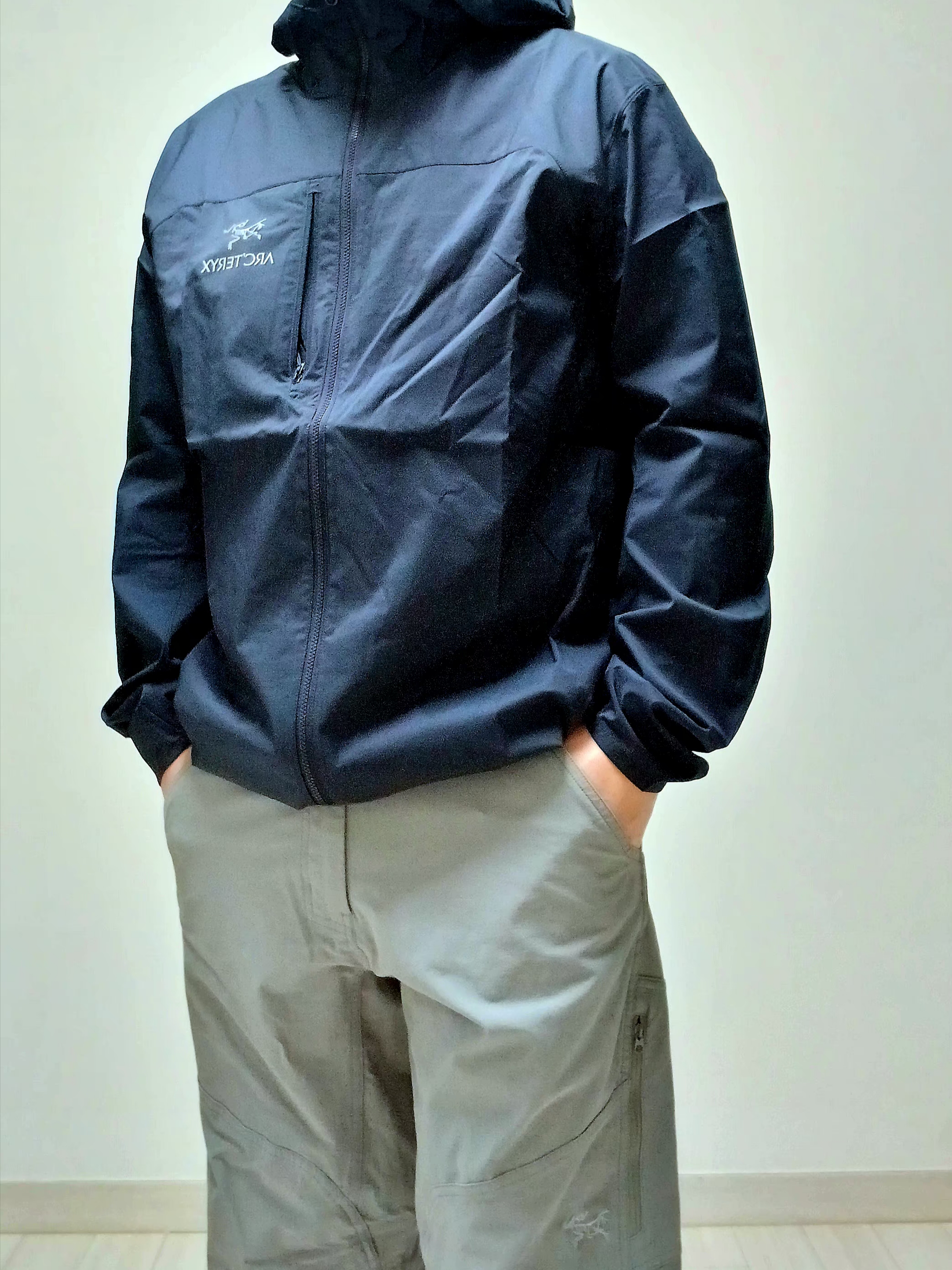 Arc'teryx Squamish Hoody Black Sapphire, Arc'teryx Cronin Cotton Pants Void 착용 스타일 - 1