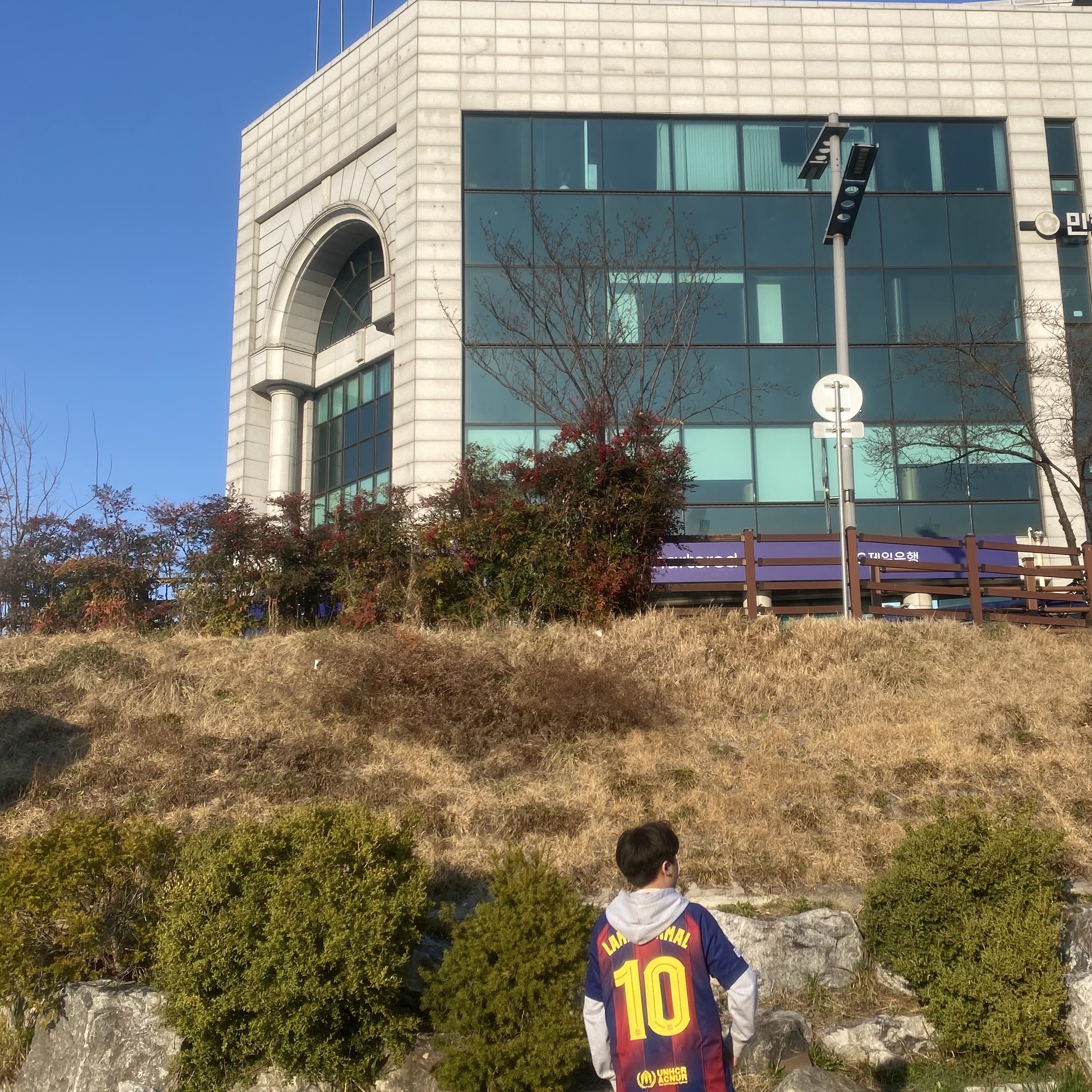Nike FC Barcelona 2025/26 Stadium Home Dri-Fit Football Replica Jersey Deep Royal Blue Noble Red (Non Marking Ver.) 착용 스타일 - 2