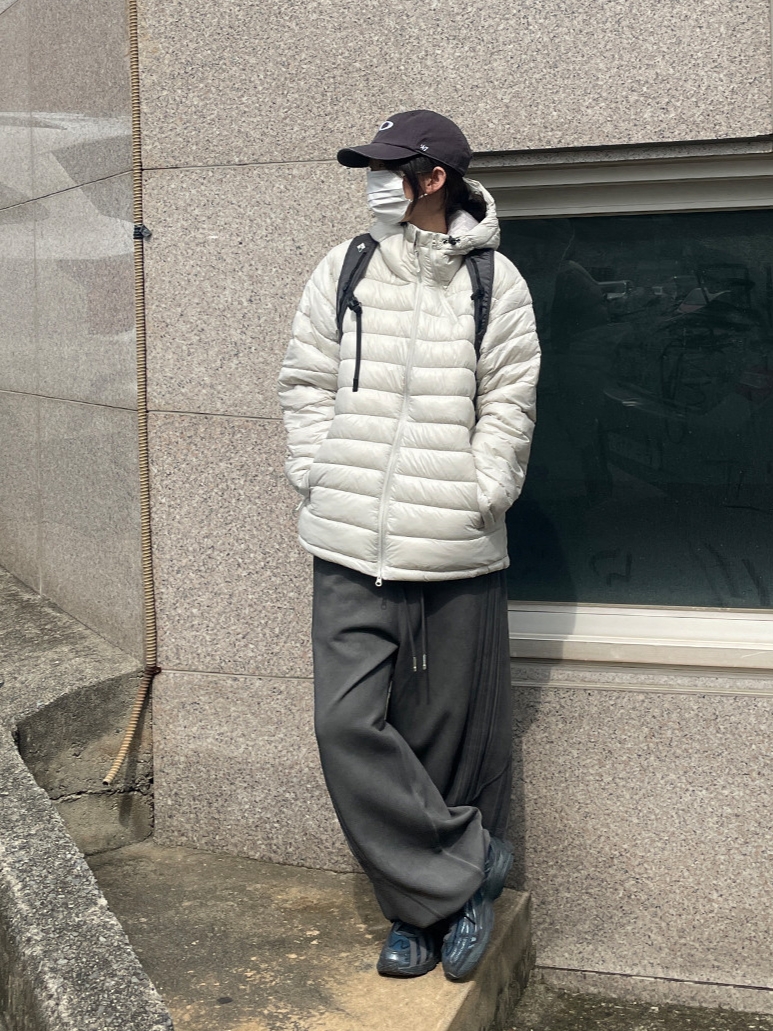 Adidas Orketro Bright Blue Carbon Black, Oakley Remix Dad Hat Blackout 착용 스타일 - 1