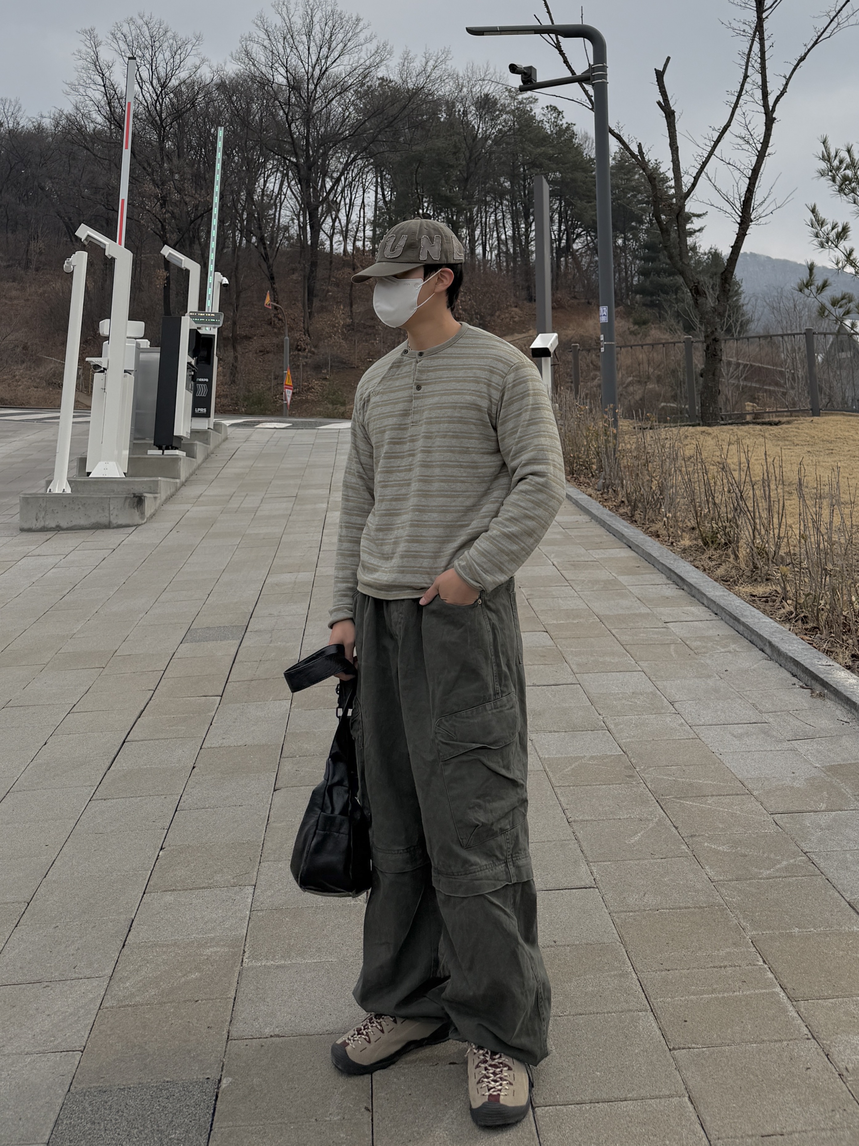 Sunlove Capital Cap Charcoal, Keen Jasper Suede Sneakers Silver Mink 착용 스타일 - 3