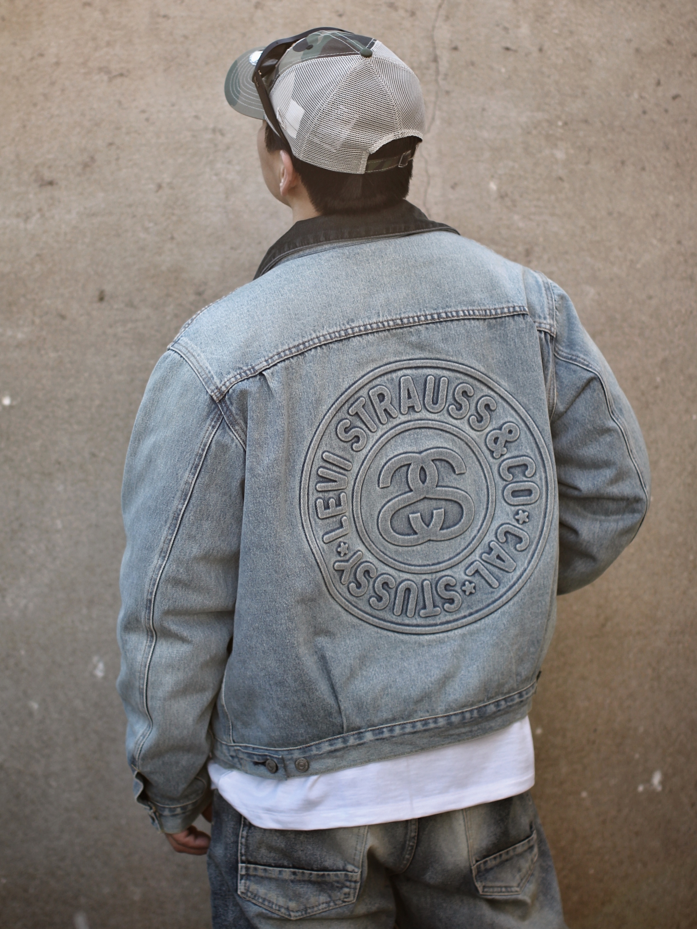 Stussy New Era 9twenty Basic Trucker Woodland Camo, Stussy x Levi's Embossed Trucker Jacket Indigo 착용 스타일 - 2