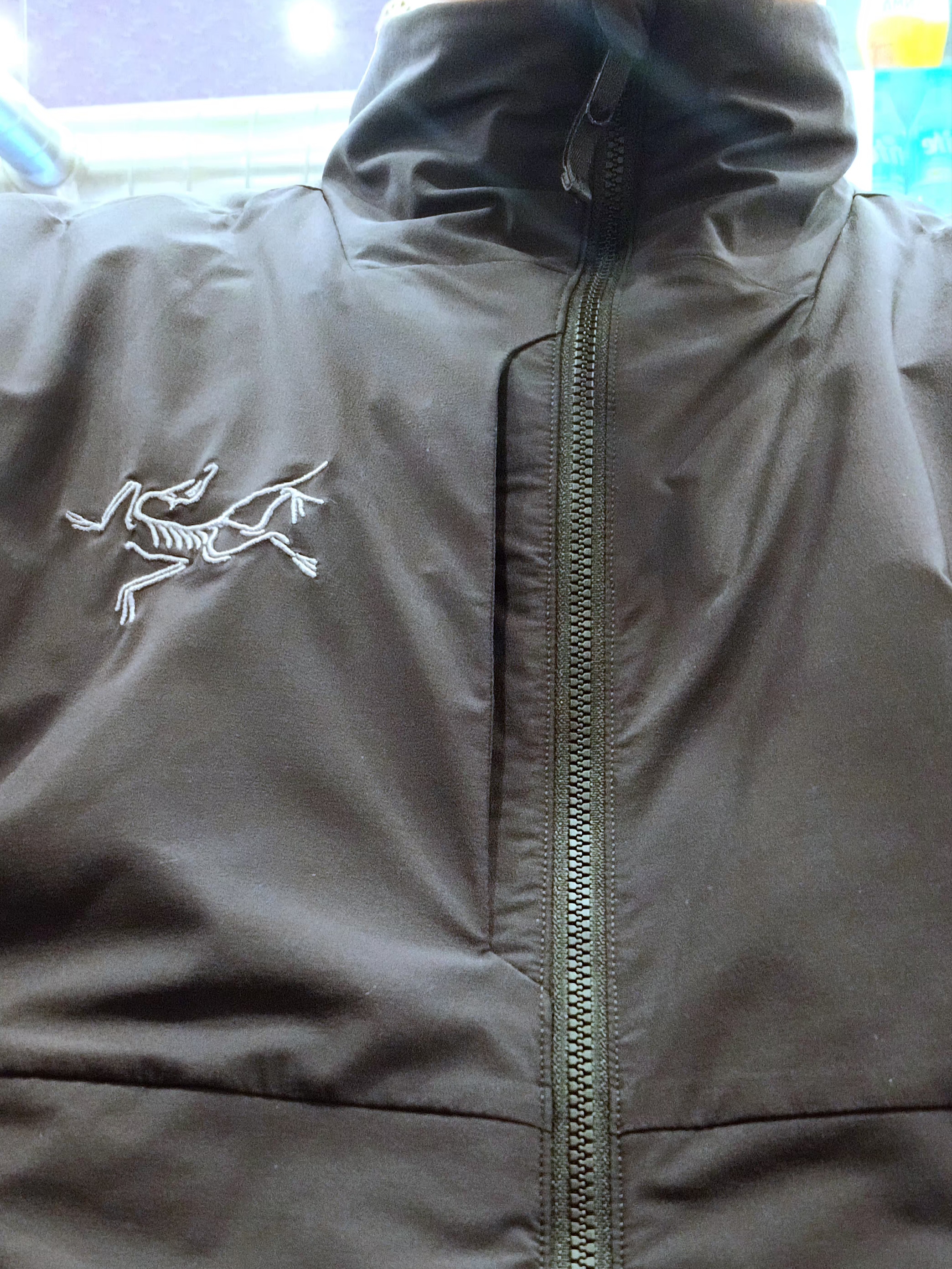 Arc'teryx Allium Insulated Jacket Black, Arc'teryx Covert Cardigan Void Heather Graphite 착용 스타일 - 1