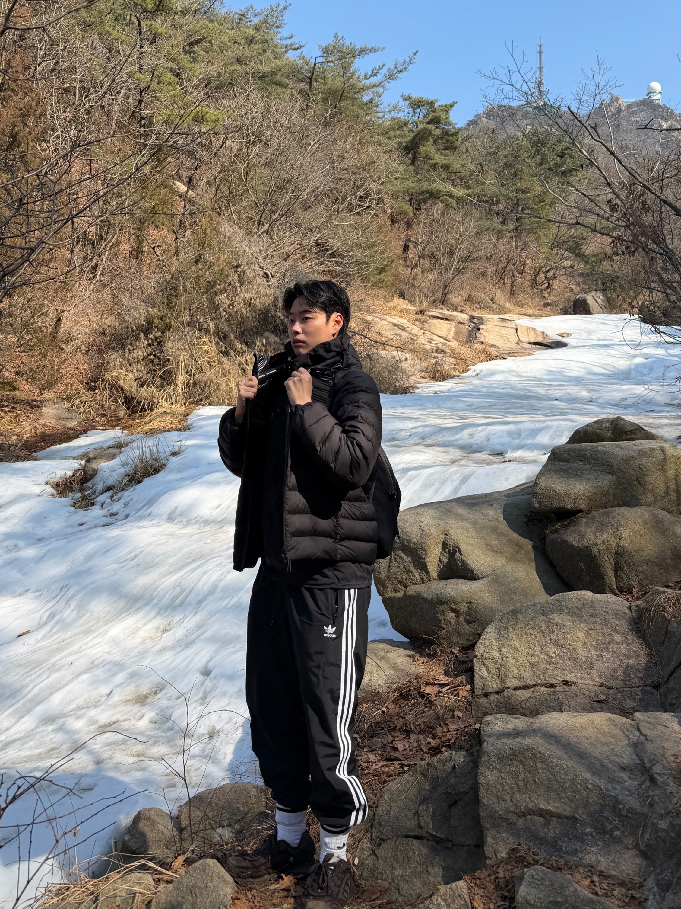 Musinsa Standard City Leisure Hooded Light Down Jacket Black, Arc'teryx Squamish Hoody Black 착용 스타일 - 1