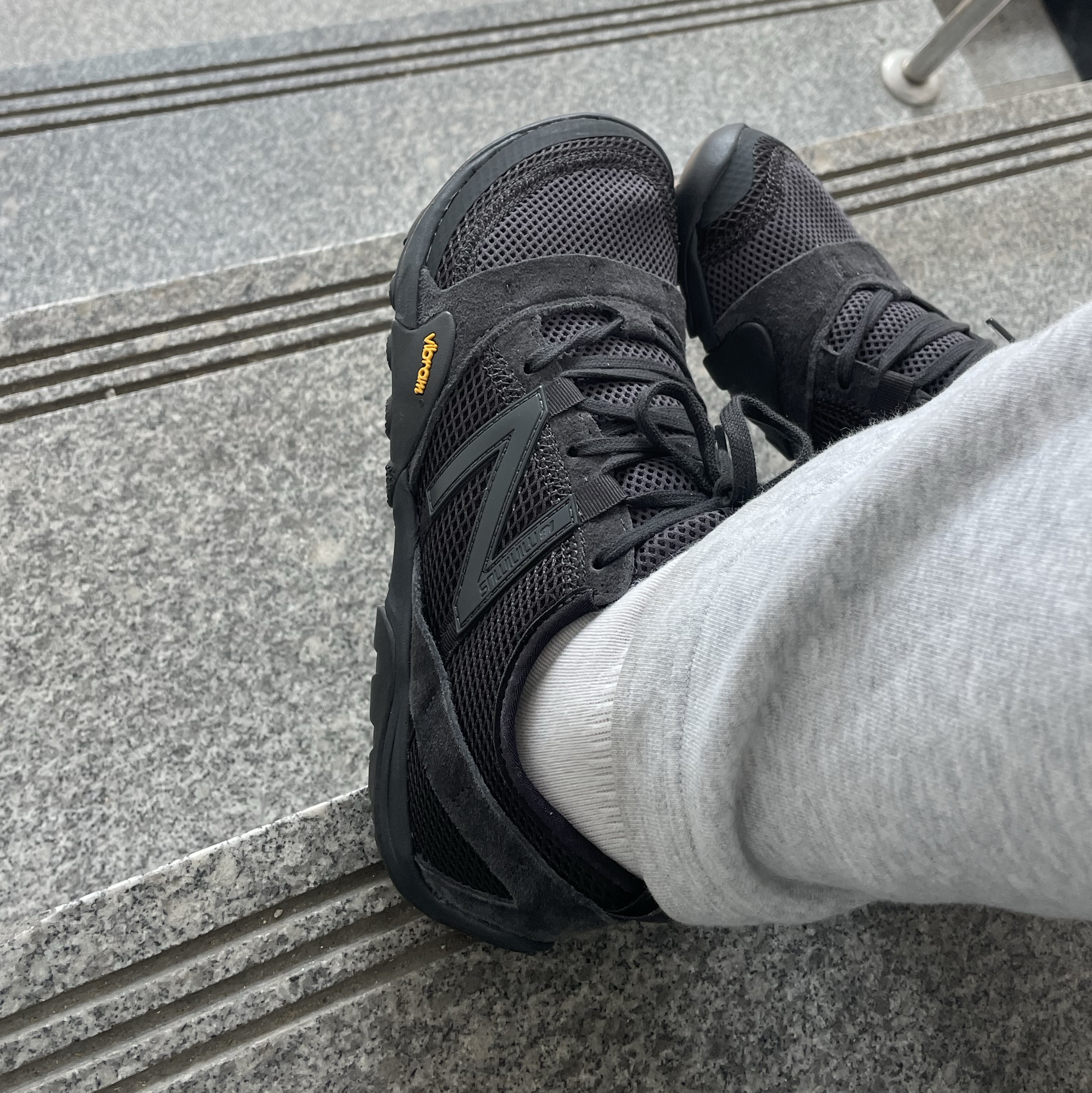 New Balance Minimus MT10O Black Castlerock 착용 스타일 - 6