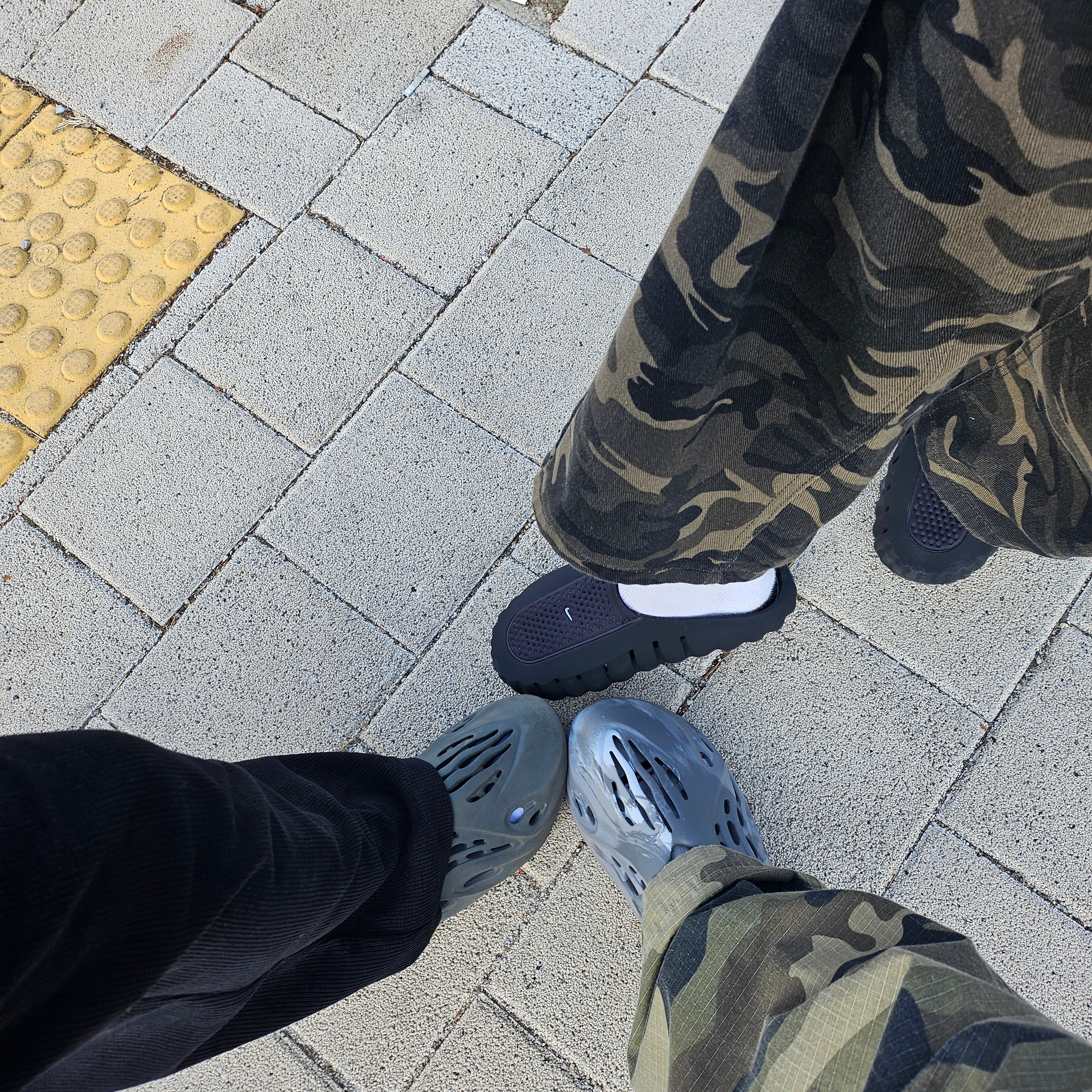 (W) Nike Mind 001 Black Hyper Crimson, Adidas Yeezy Foam RNNR Onyx 착용 스타일