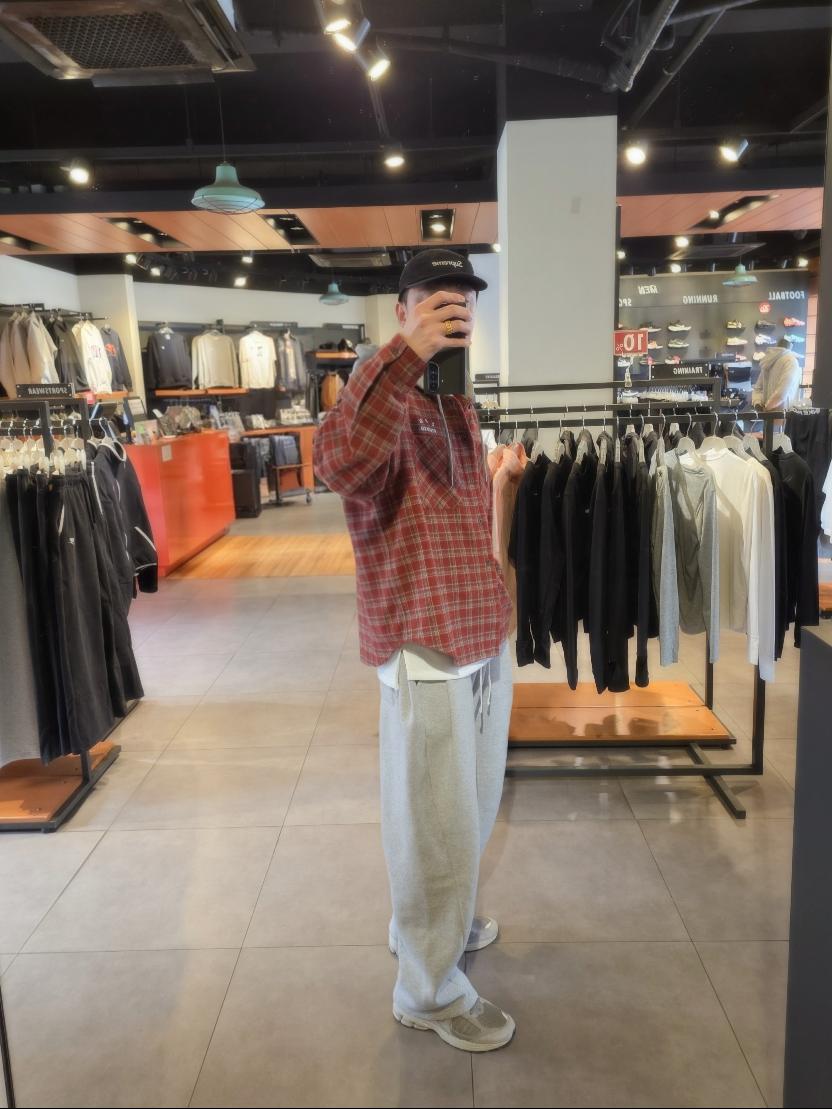 IAB Studio IAB Hoodie Shirt Red, Supreme Washed Chino Twill Camp Cap Black - 24SS 착용 스타일 - 2