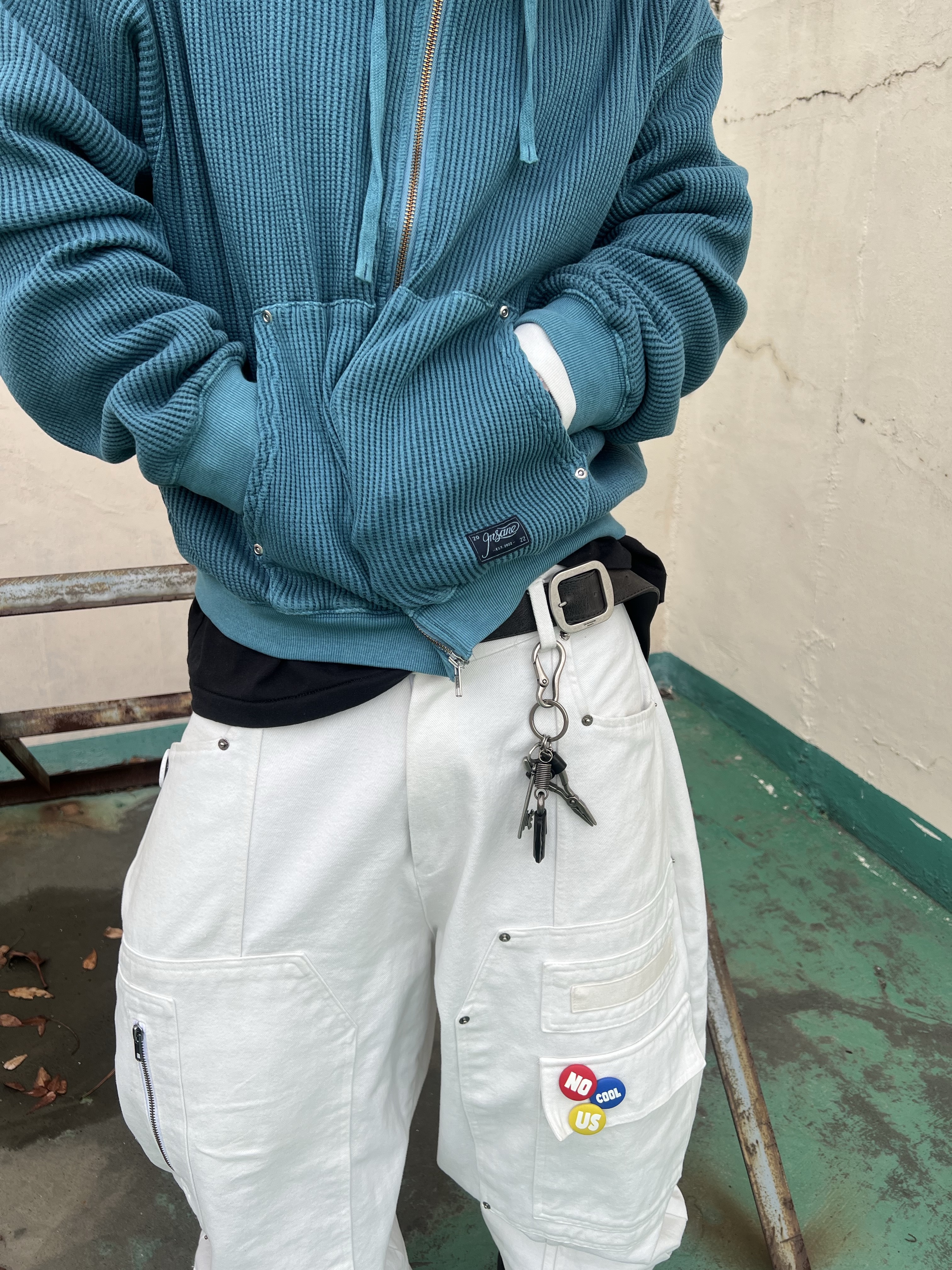 INSANE GARAGE Washed Waffle Hoodie_Teal, Undermycar MU.128 Original Logo Cracked Leather Belt Silver / Black 착용 스타일 - 2