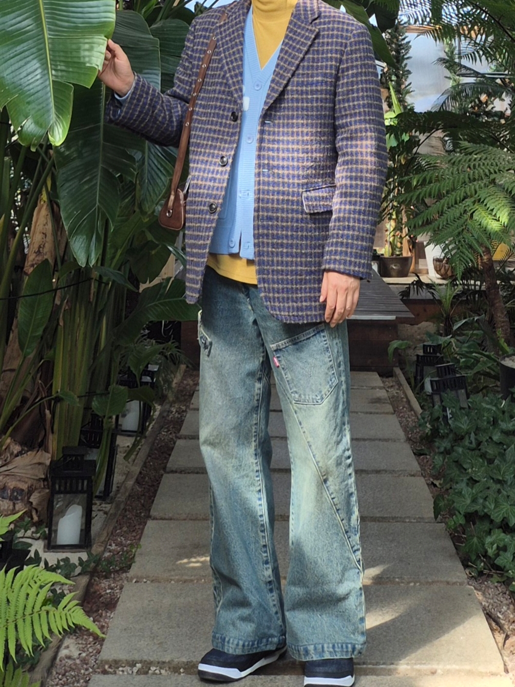 Matin Kim Dirty Washed Diagonal Bag Brown, Wrangler Rope Logo Chain Stitch Cap Navy 착용 스타일 - 2