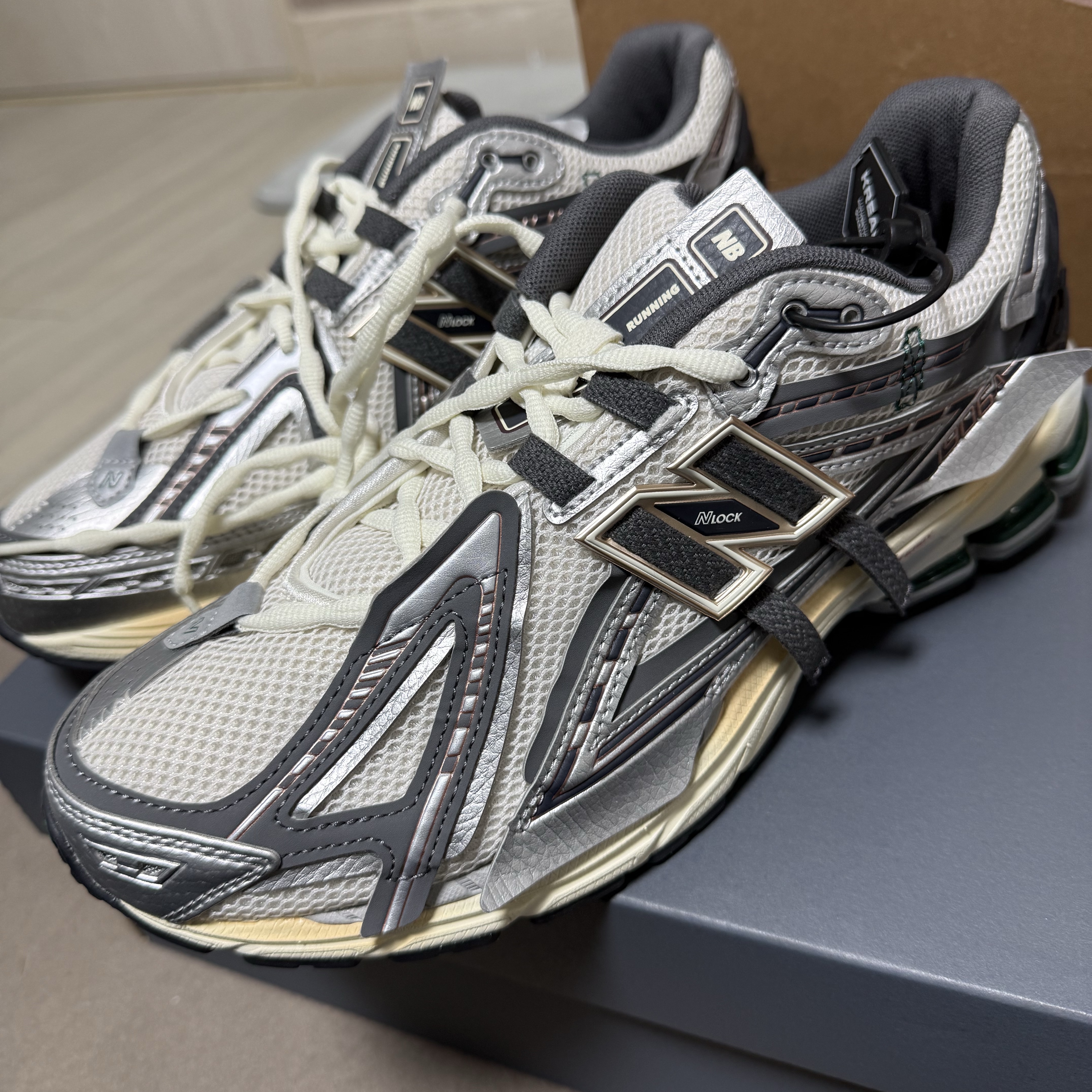 New Balance 1906A Silver Metallic Castlerock 착용 스타일 - 1