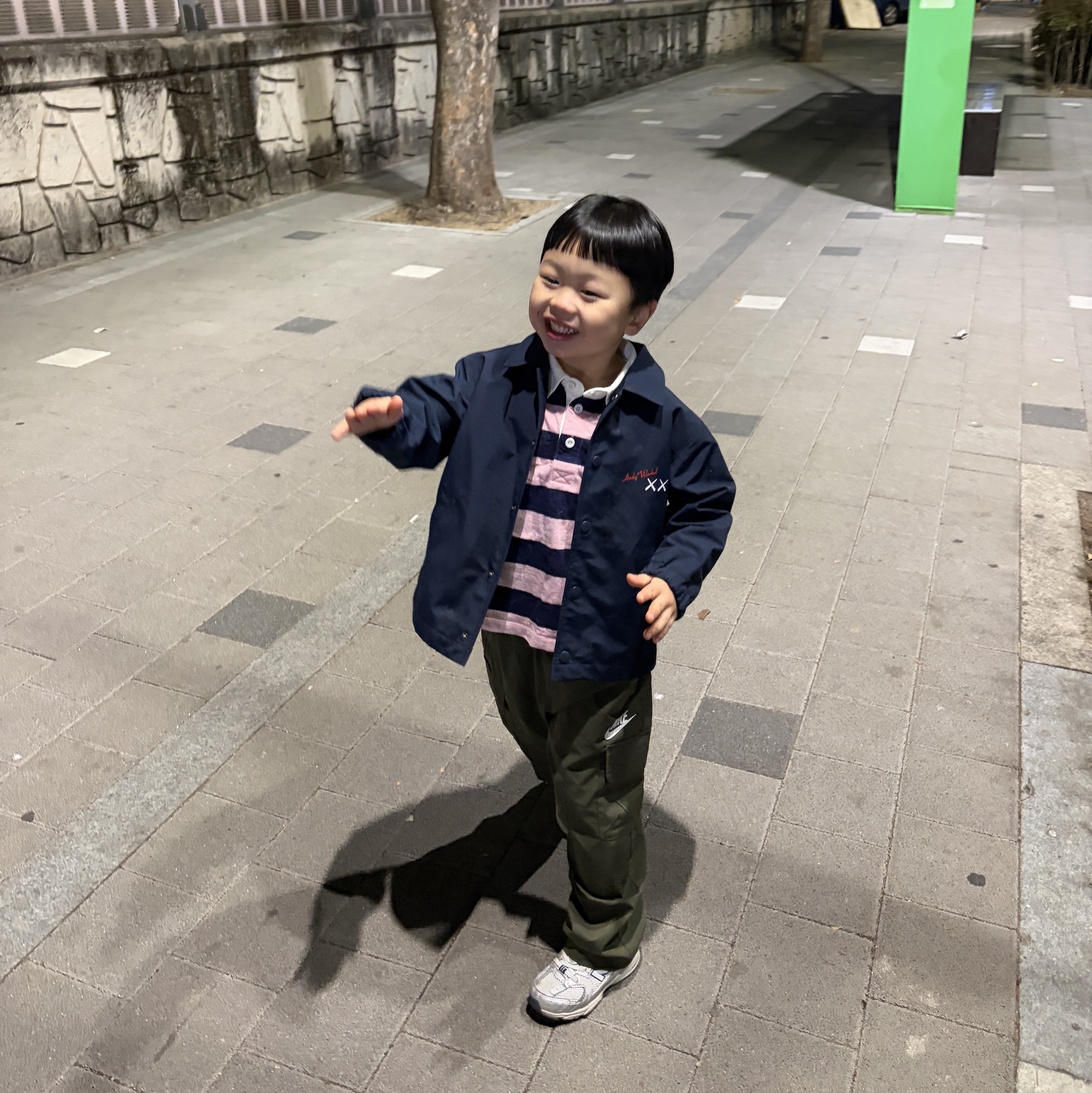 (Kids) Uniqlo UT x Kaws x Warhol Coach Jacket Navy, (PS) New Balance 530 Silver - M Medium 착용 스타일 - 4