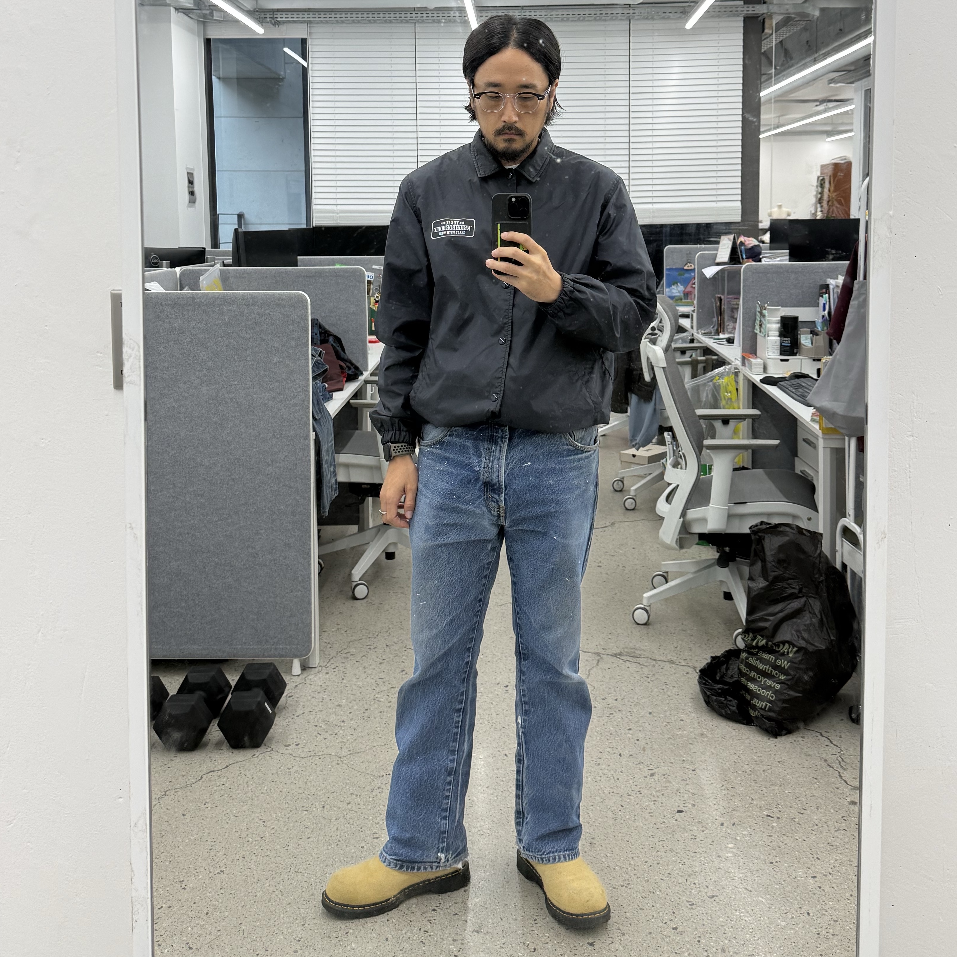 Dr. Martens x Stussy 2295 Decon Sand Hairy Suede Boots Tan 착용 스타일 - 3