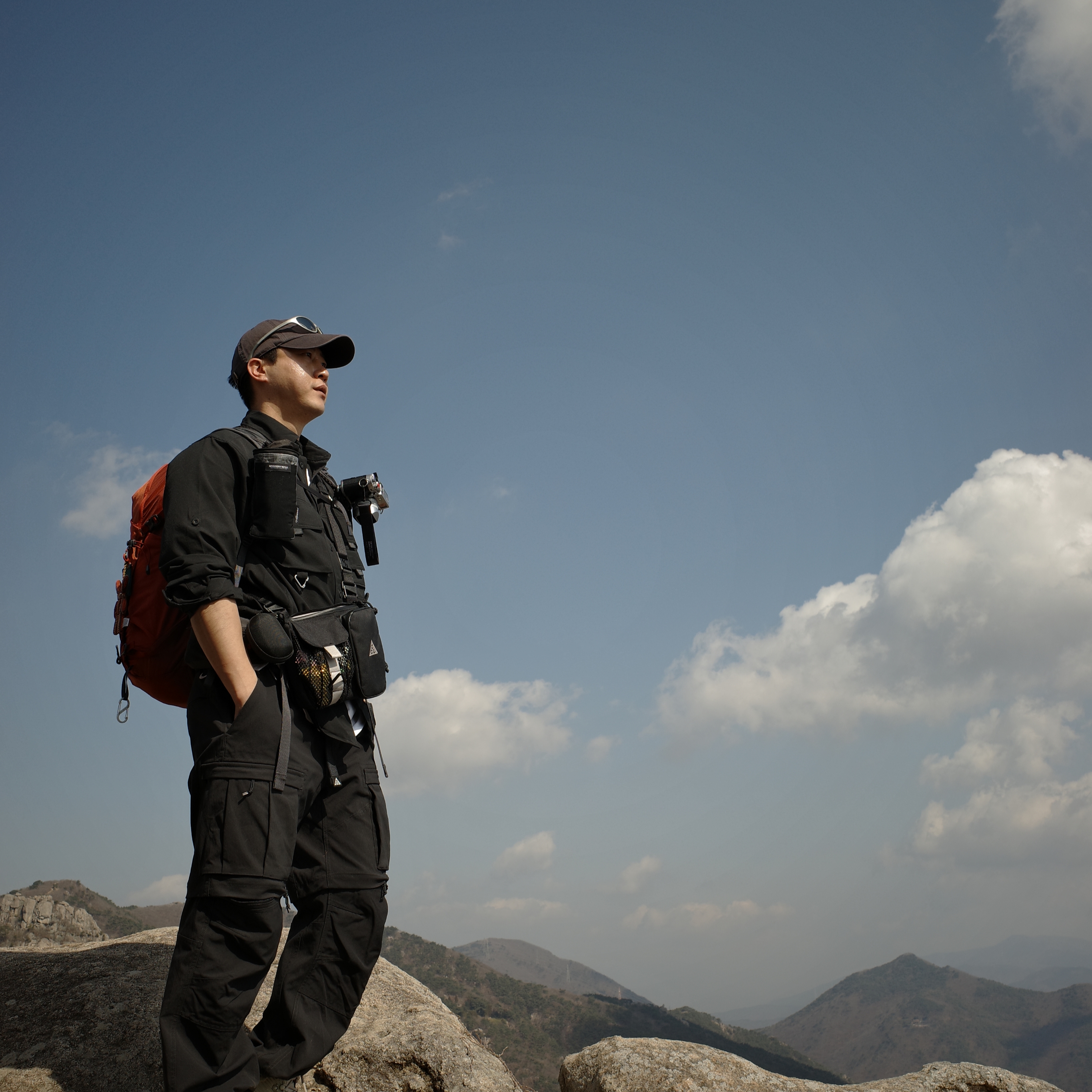 Nike ACG Smith Summit Cargo Pants Black Anthracite - Asia, Nike ACG Daymax Crossbody Bag 3L Black College Grey 착용 스타일 - 3