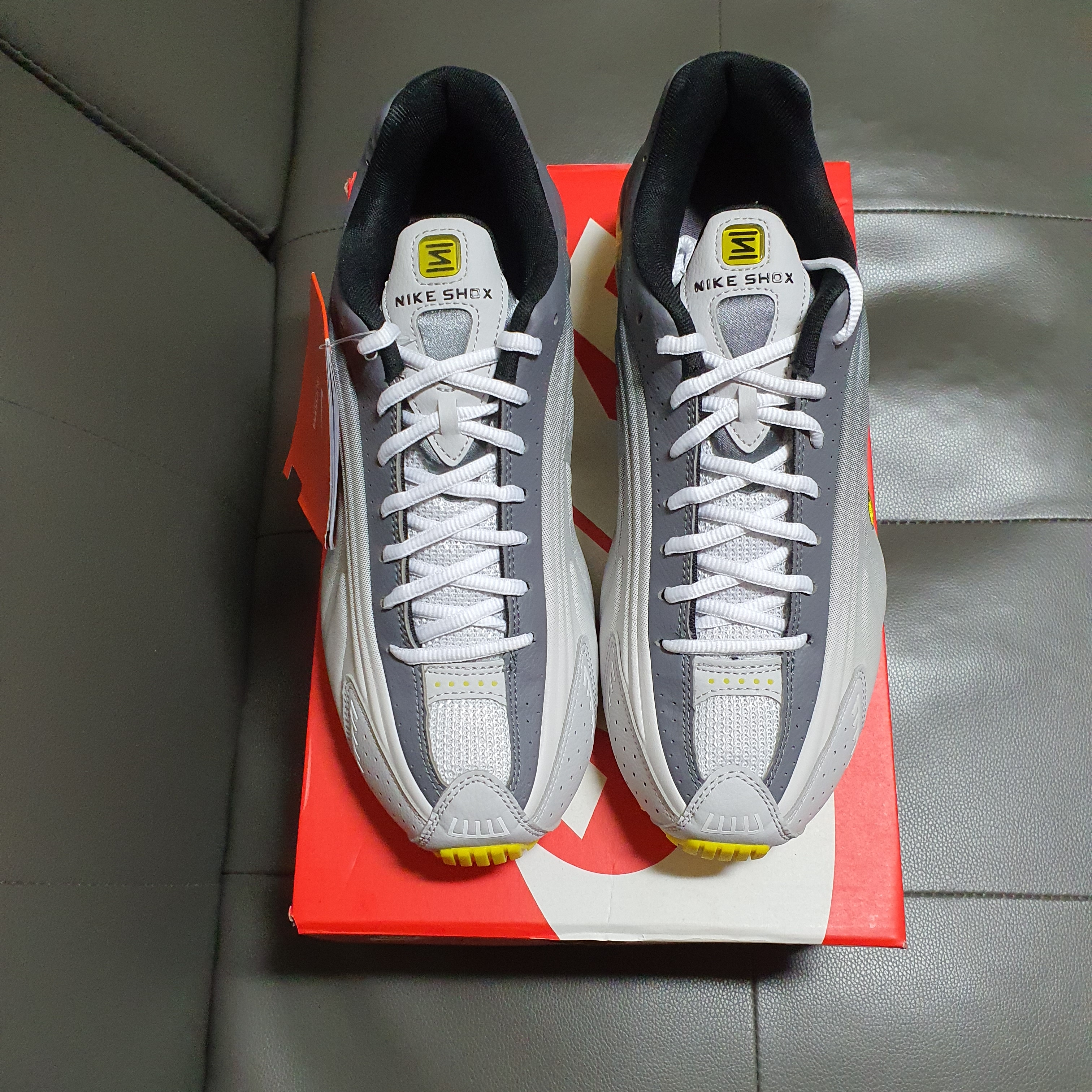 Nike Shox R4 SE Vast Grey Light Graphite 착용 스타일