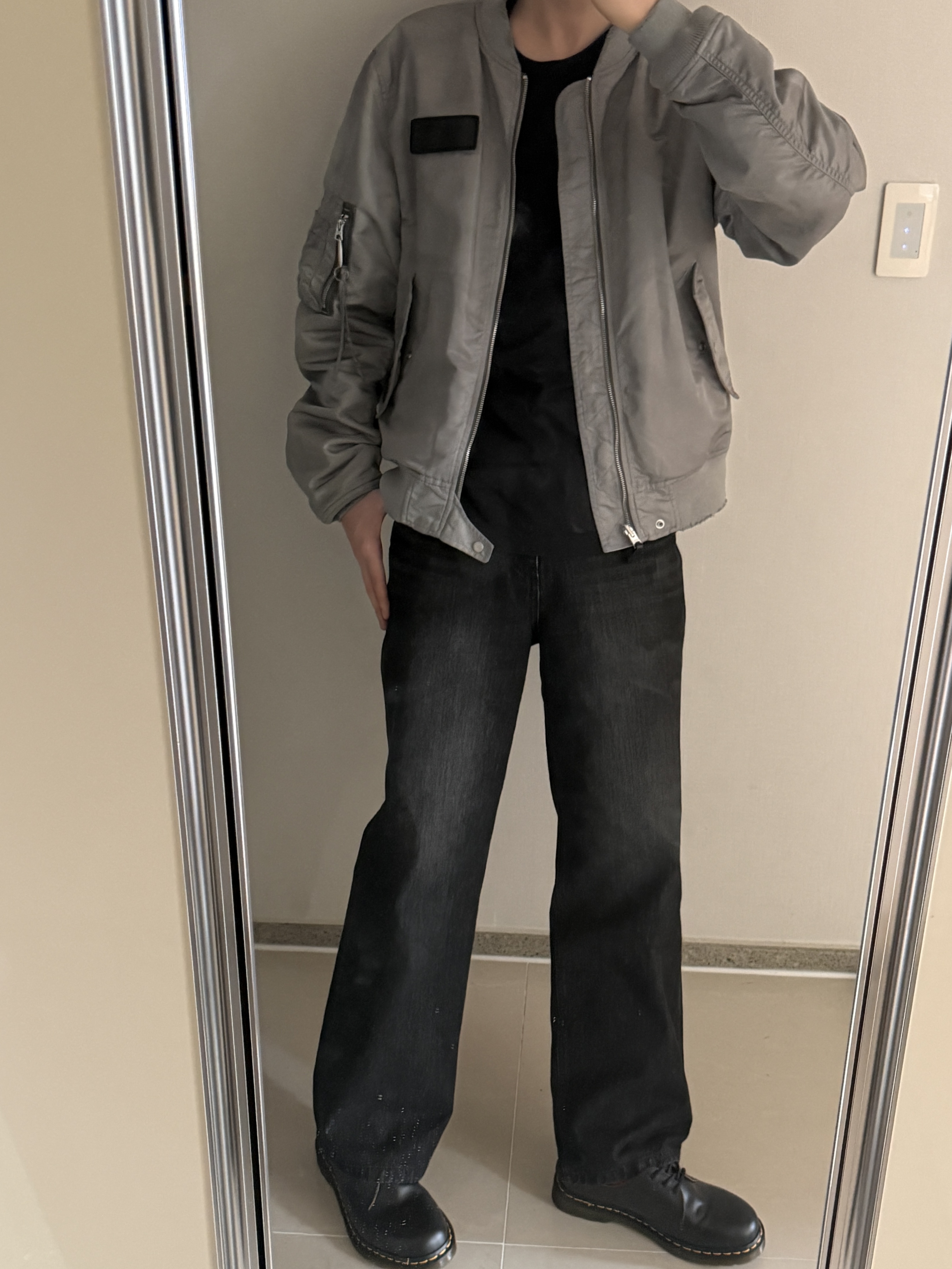 Xlim x Alpha Industries Ep.9 03 Jacket Light Gray, Dr. Martens 1461 Smooth Black 착용 스타일 - 2