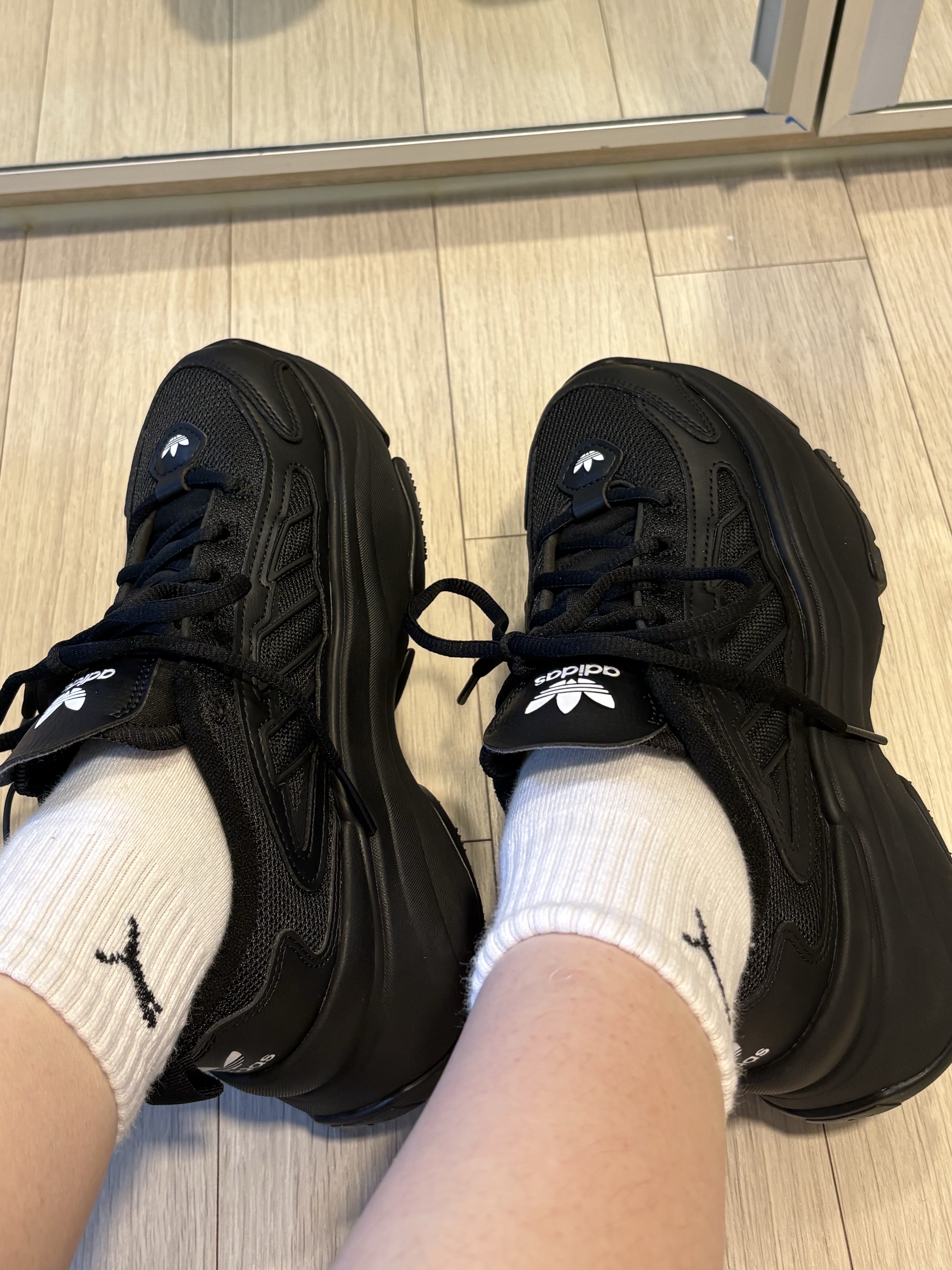(W) Adidas Ozgaia Triple Black 착용 스타일 - 2