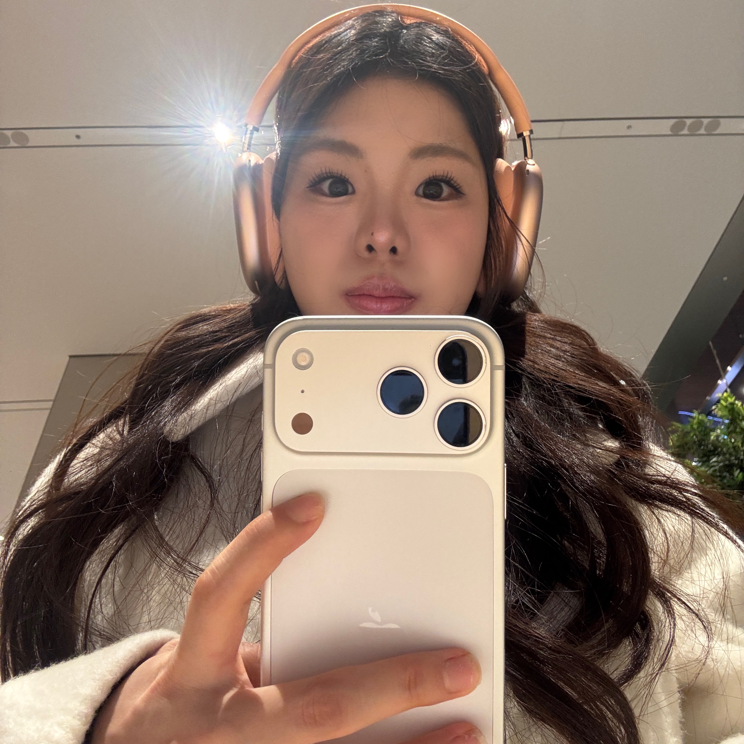 Apple AirPods Max USB C Orange (Korean Ver.), Apple iPhone 17 Pro 256GB Silver 착용 스타일 - 2