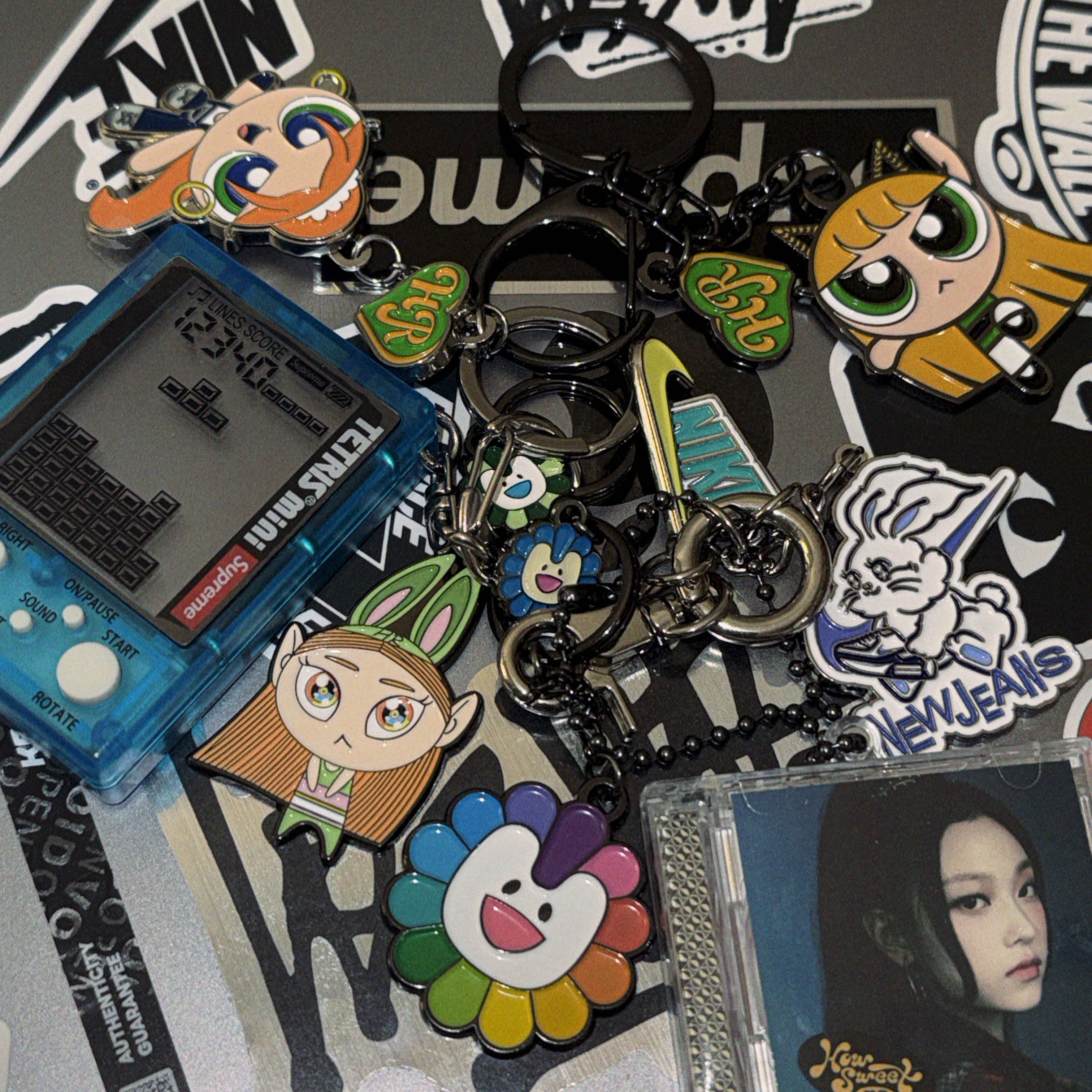 NewJeans x Murakami Metal Keyring Haerin Green, NewJeans x The Power Puff Girls Metal Keyring Haerin 착용 스타일