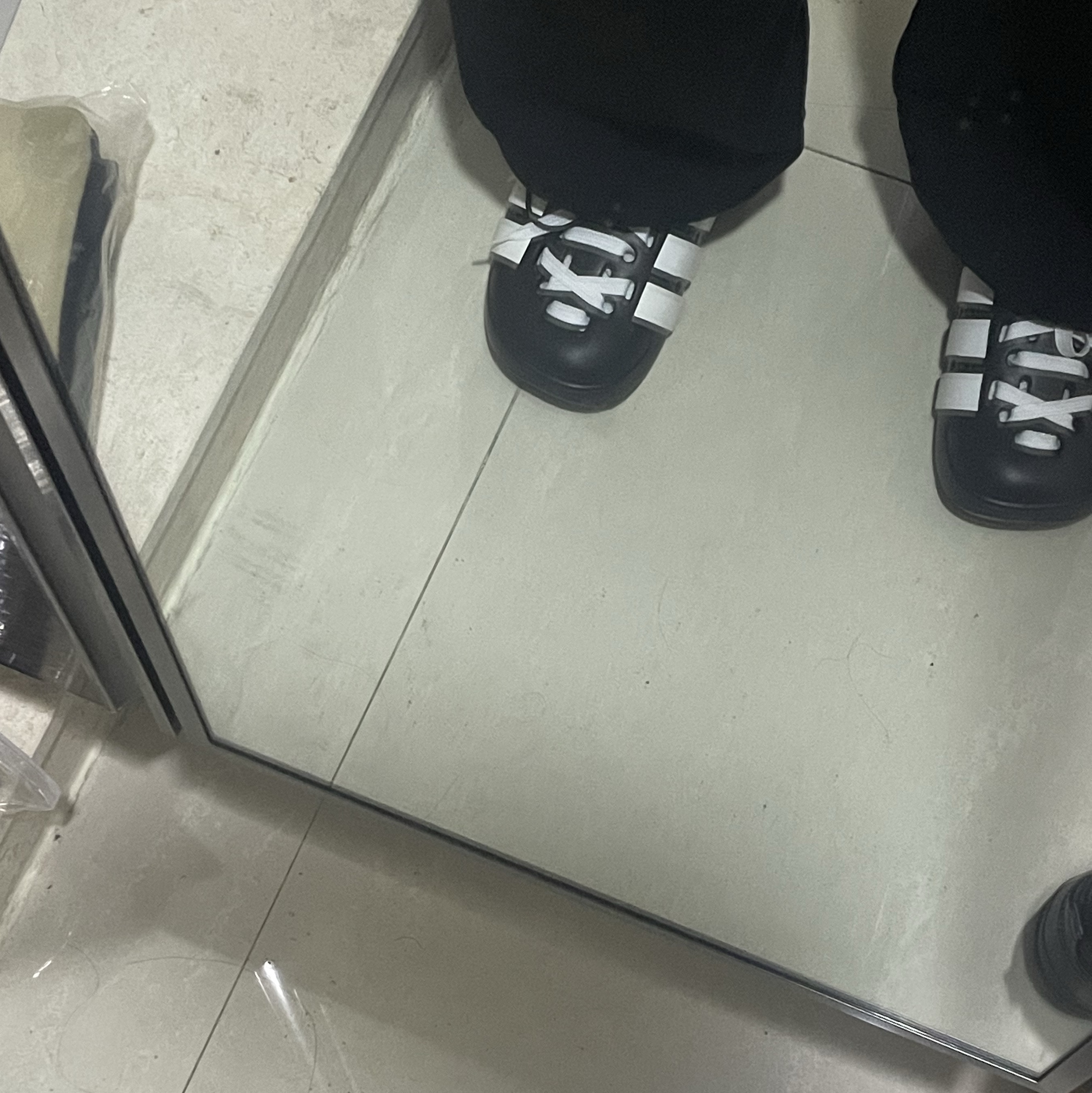 Adidas Sportswear Adilette Clog 2.0 Core Black Cloud White 착용 스타일