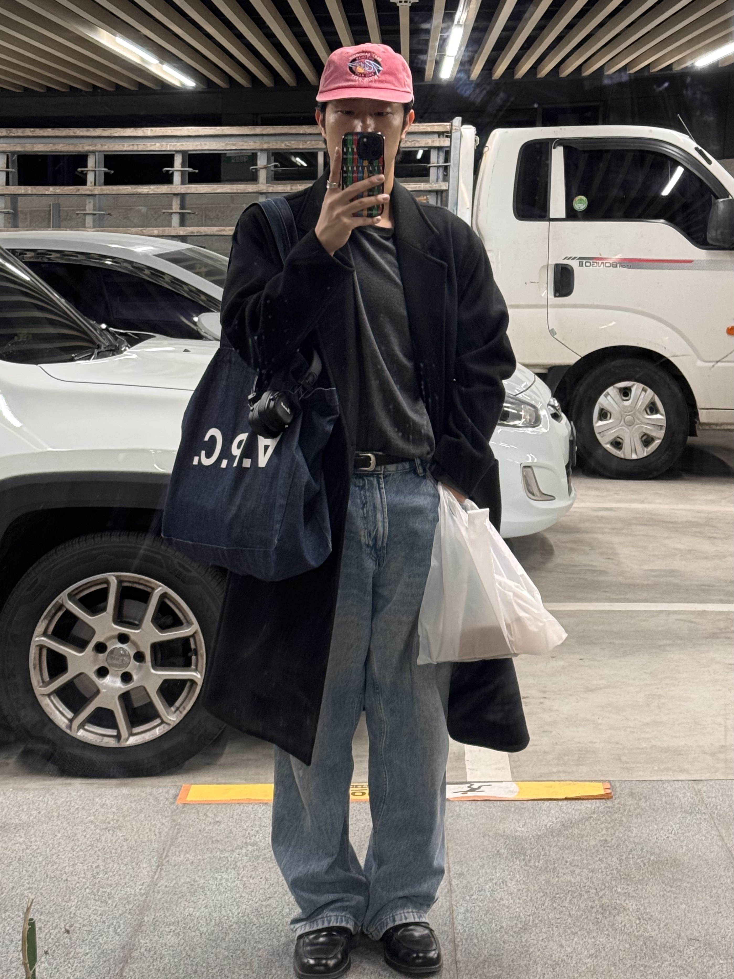 A.P.C. Daniela Shopping Bag Indigo, A.P.C. Ninon Tote Bag Nut Brown 착용 스타일 - 1