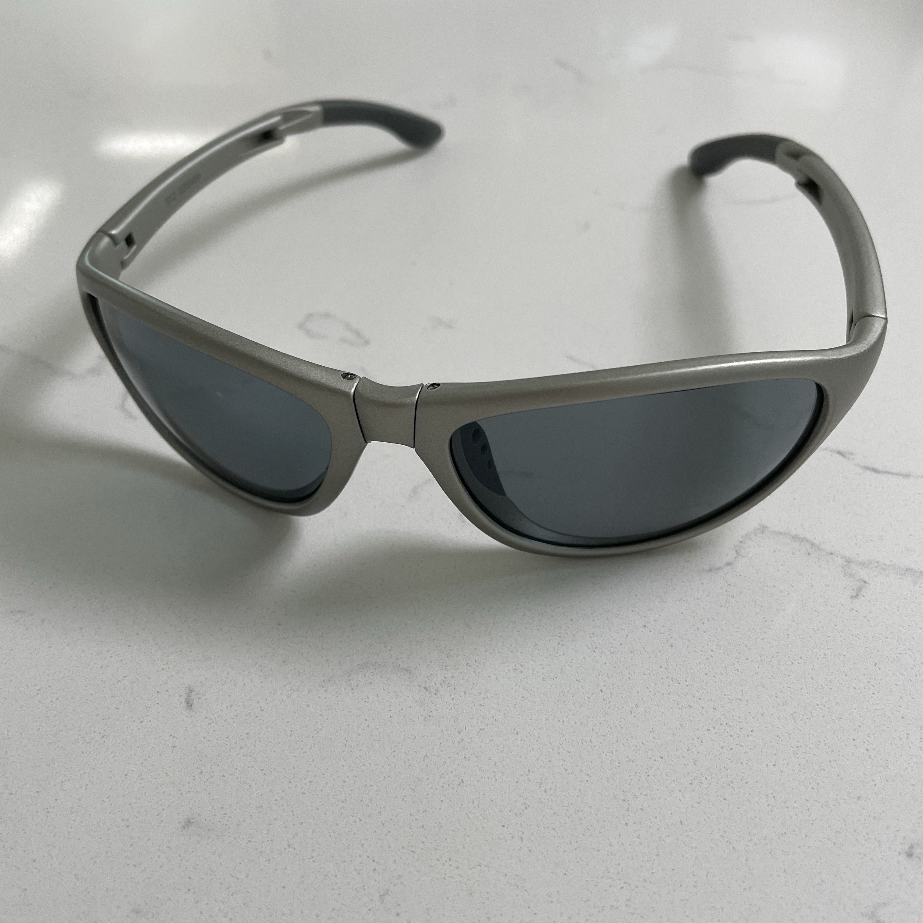Montbell Trekking Glasses Silver Metallic Light Grey 착용 스타일