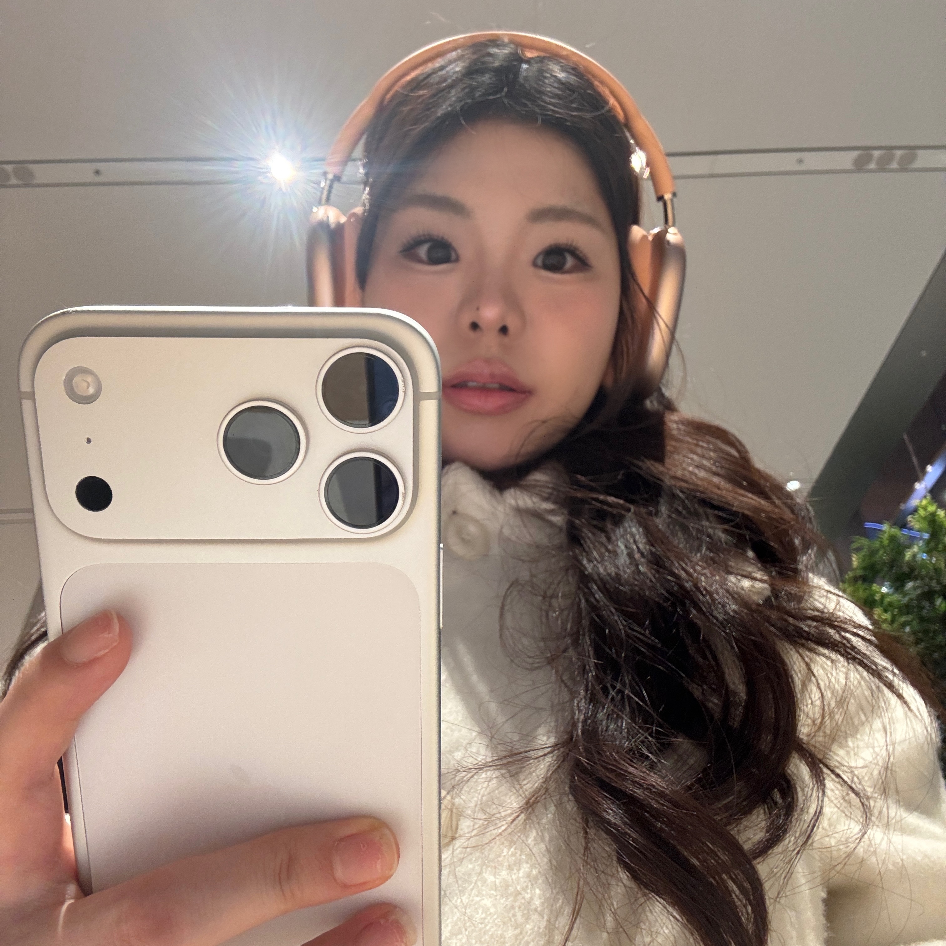 Apple AirPods Max USB C Orange (Korean Ver.), Apple iPhone 17 Pro 256GB Silver 착용 스타일 - 1