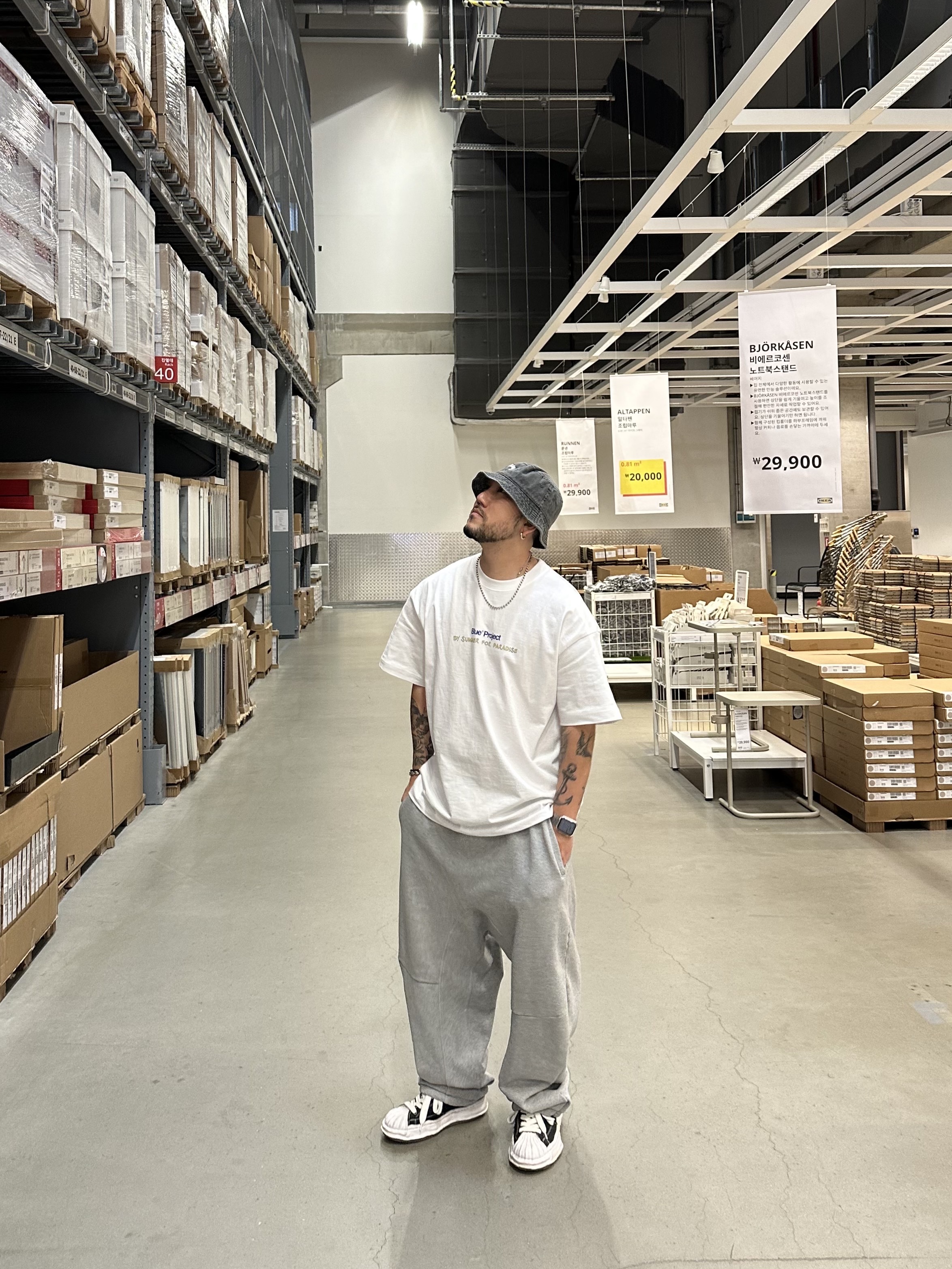 Stussy Washed Stock Bucket Hat Charcoal, Maison Mihara Yasuhiro Blakey OG Sole Canvas Low-top Sneakers Black White 착용 스타일 - 5